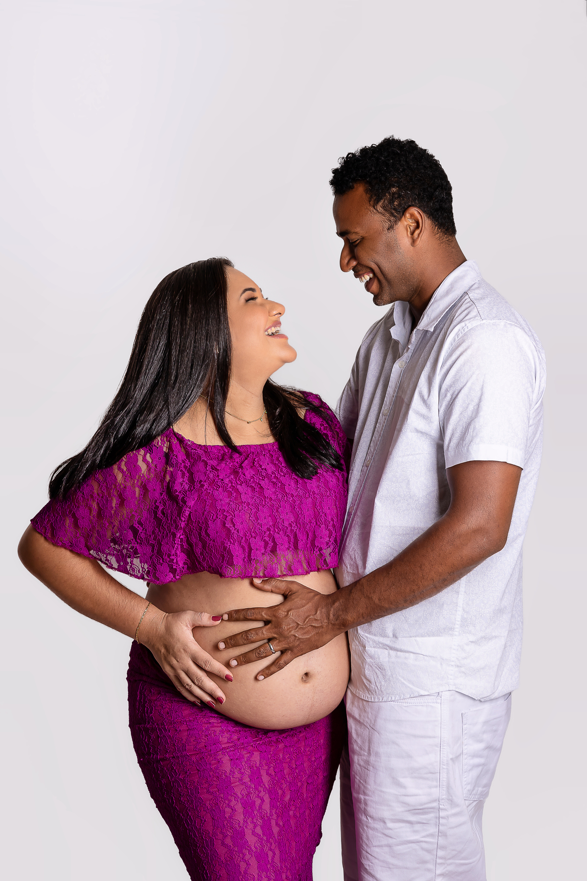 gestante e marido rindo juntos