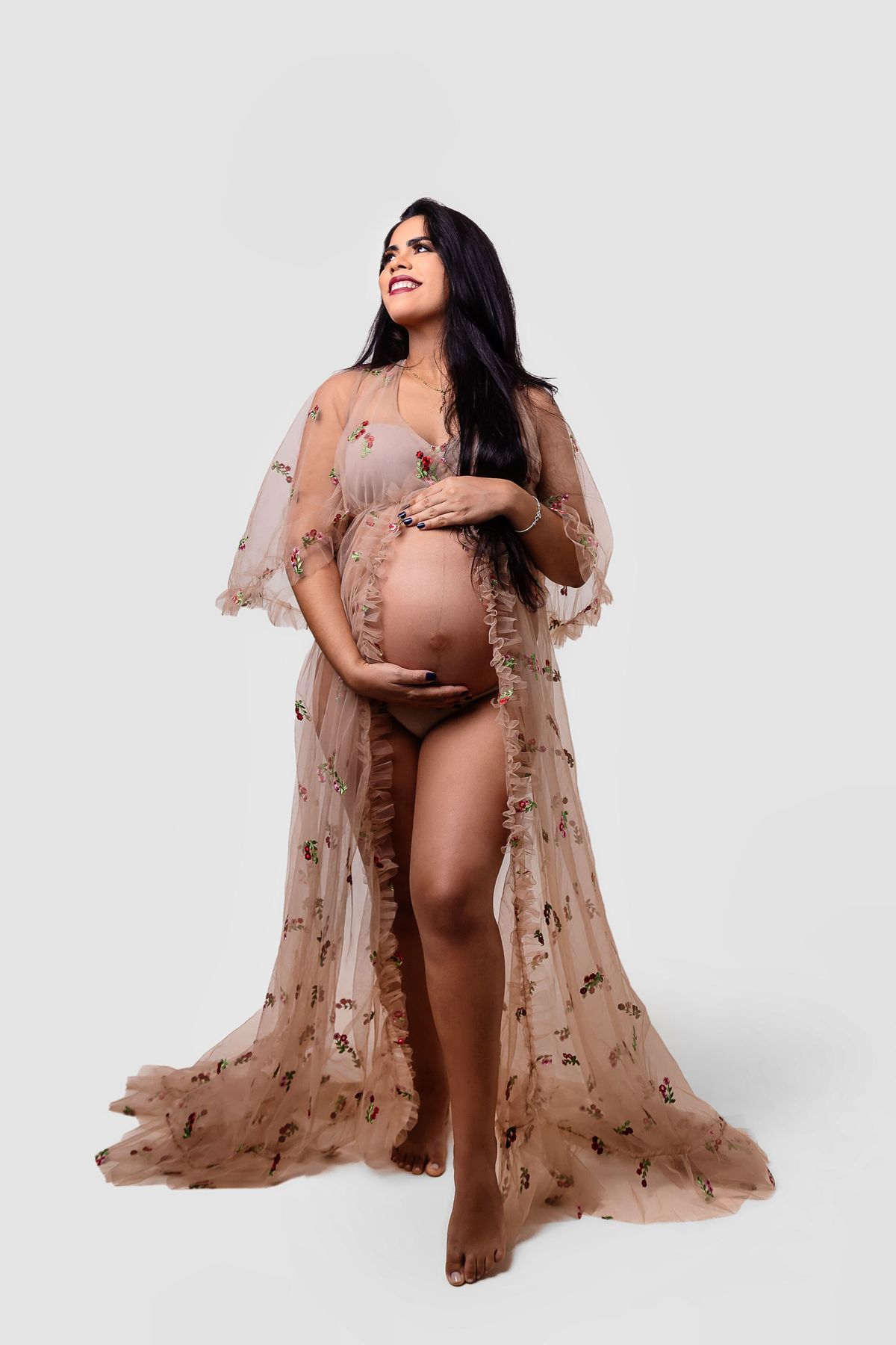 gestante abraçando a barriga  