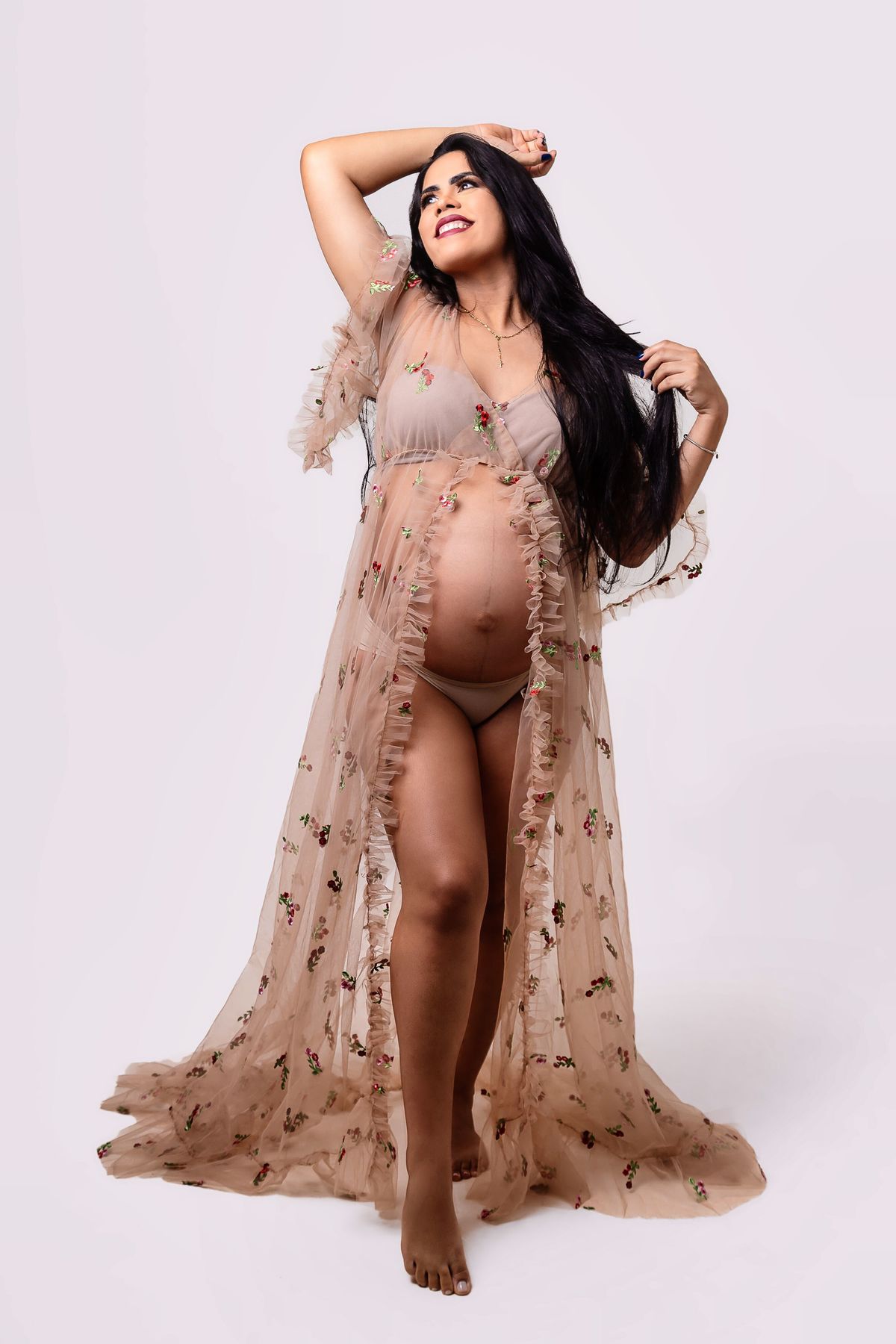 gestante com mão na cabeça e outra no cabelo