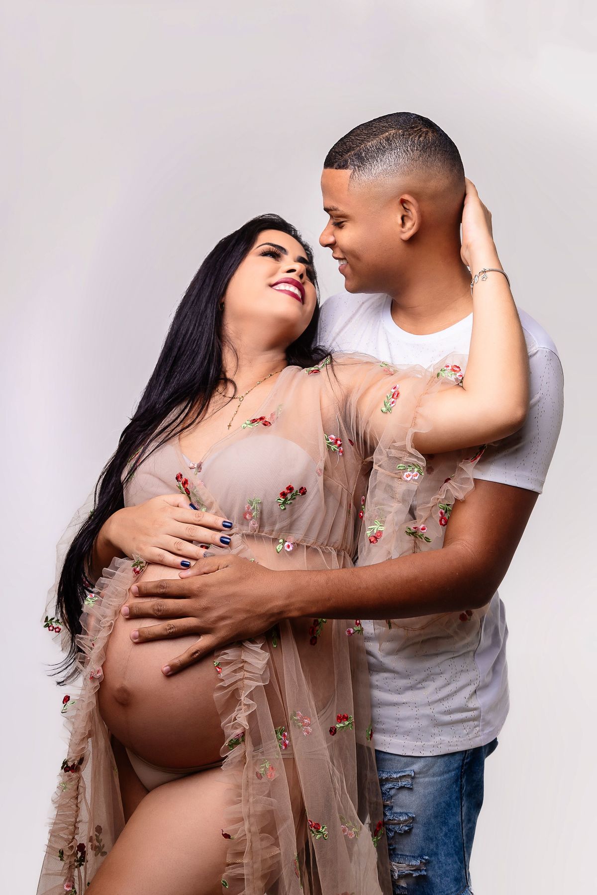 gestante e papai abraçado