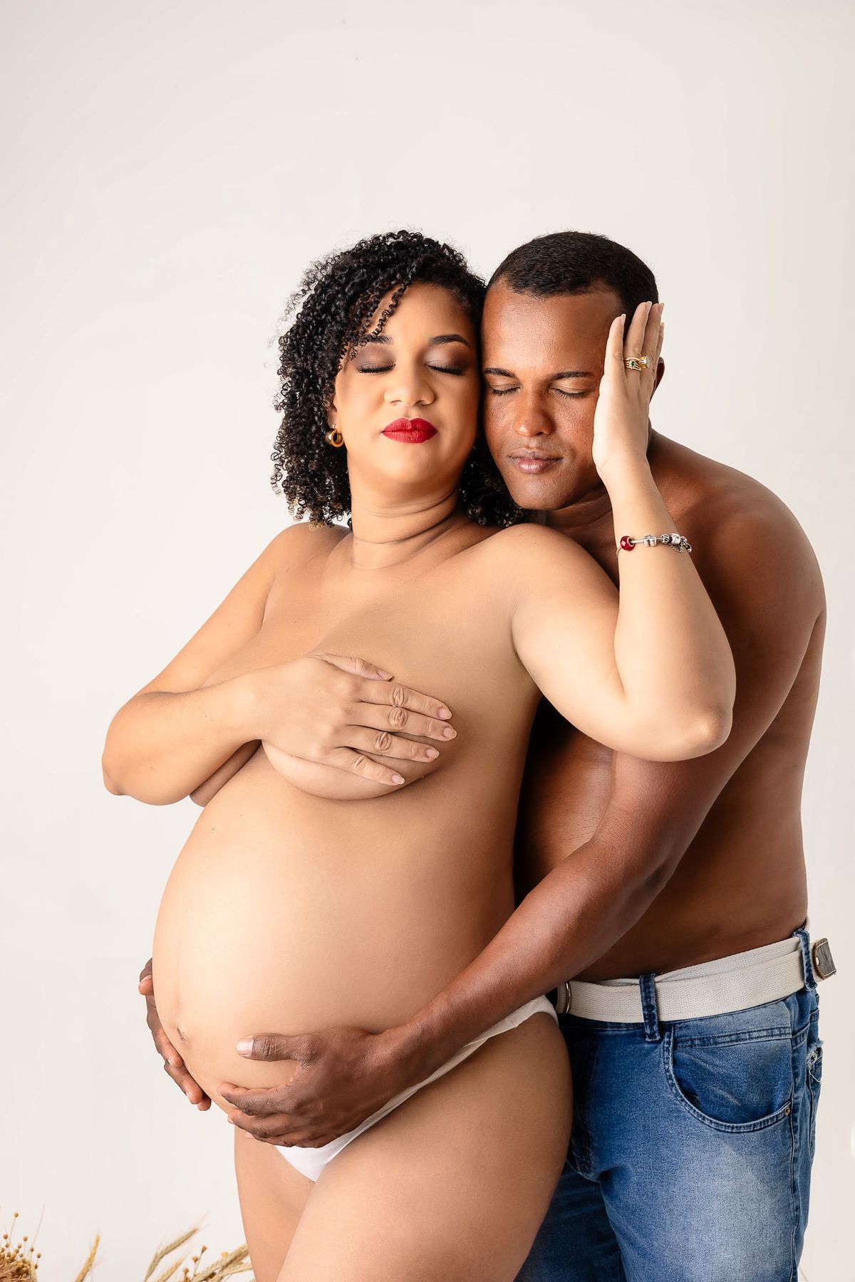 gestante seminua com papai abraçando a barriga