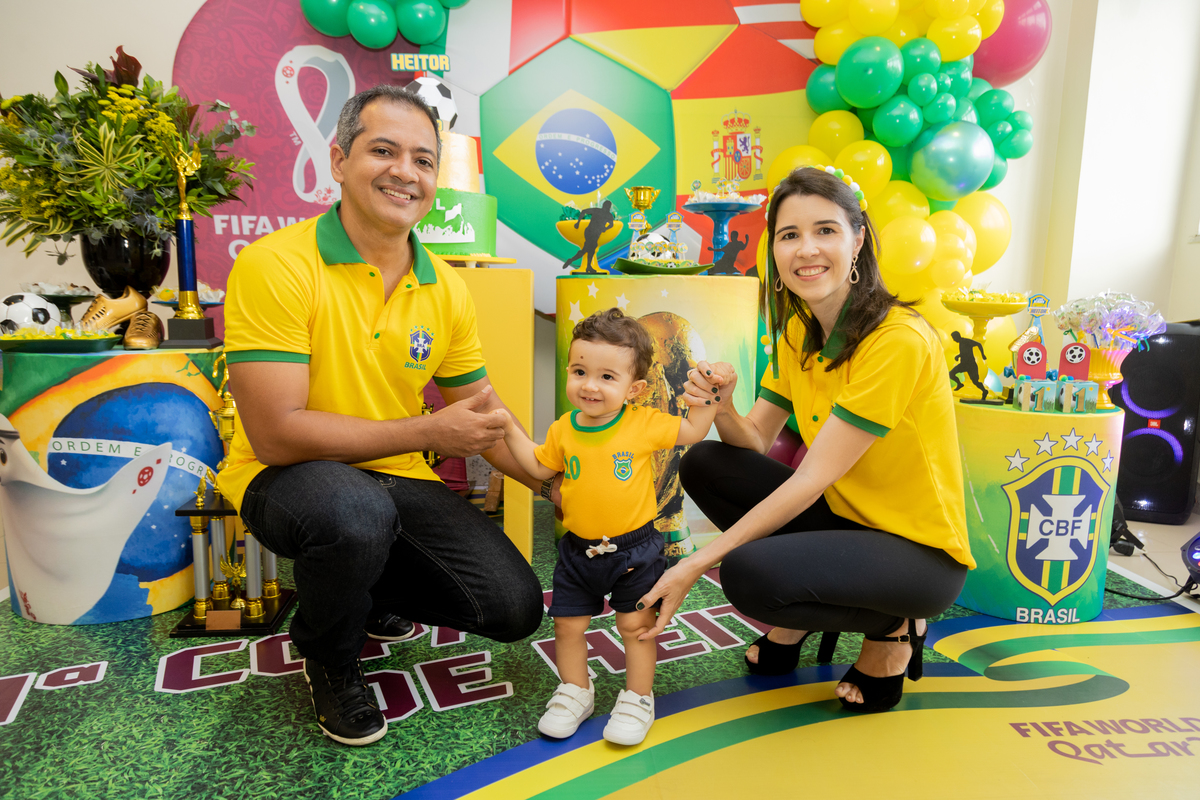 Heitor sorridente com seu pais