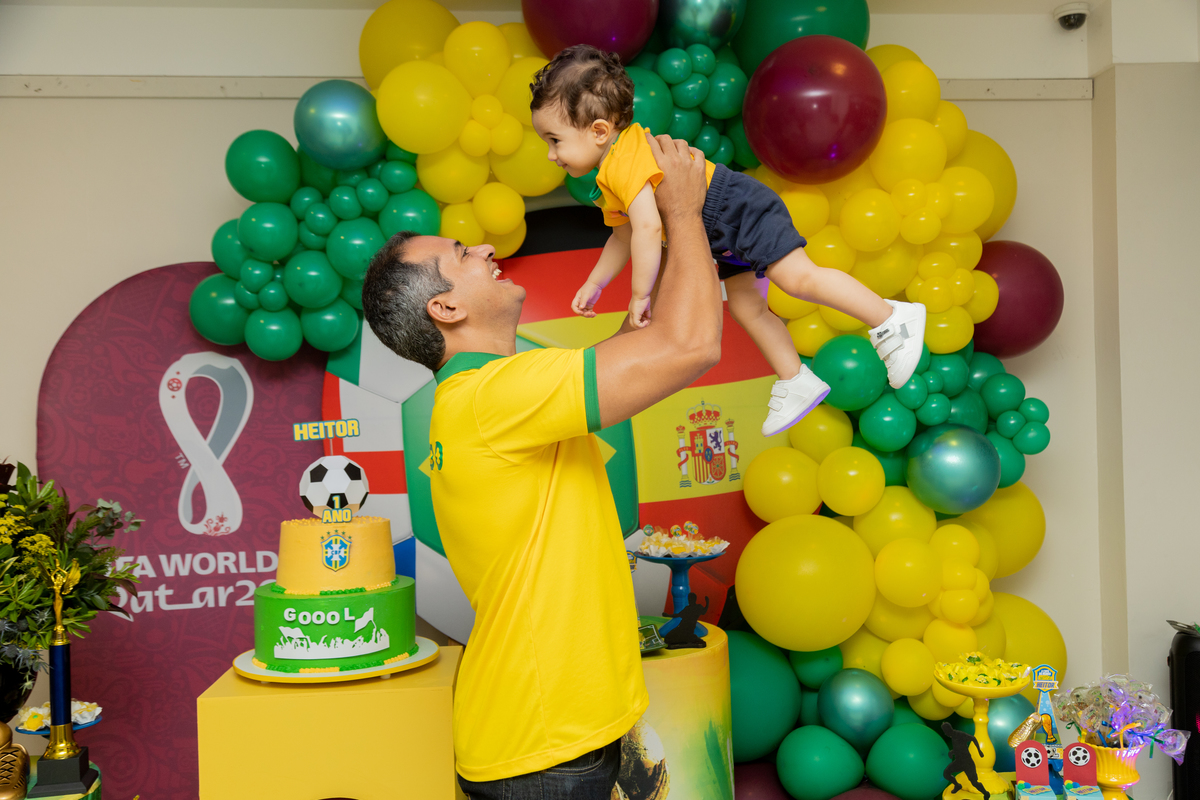 papai levantando a aniversariante pro ar