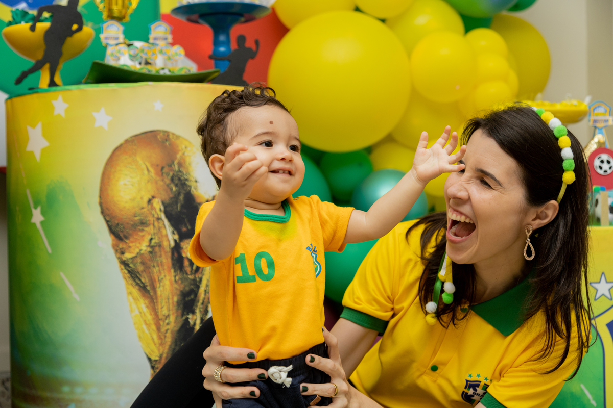 aniversariante  sorridente com sua mãe