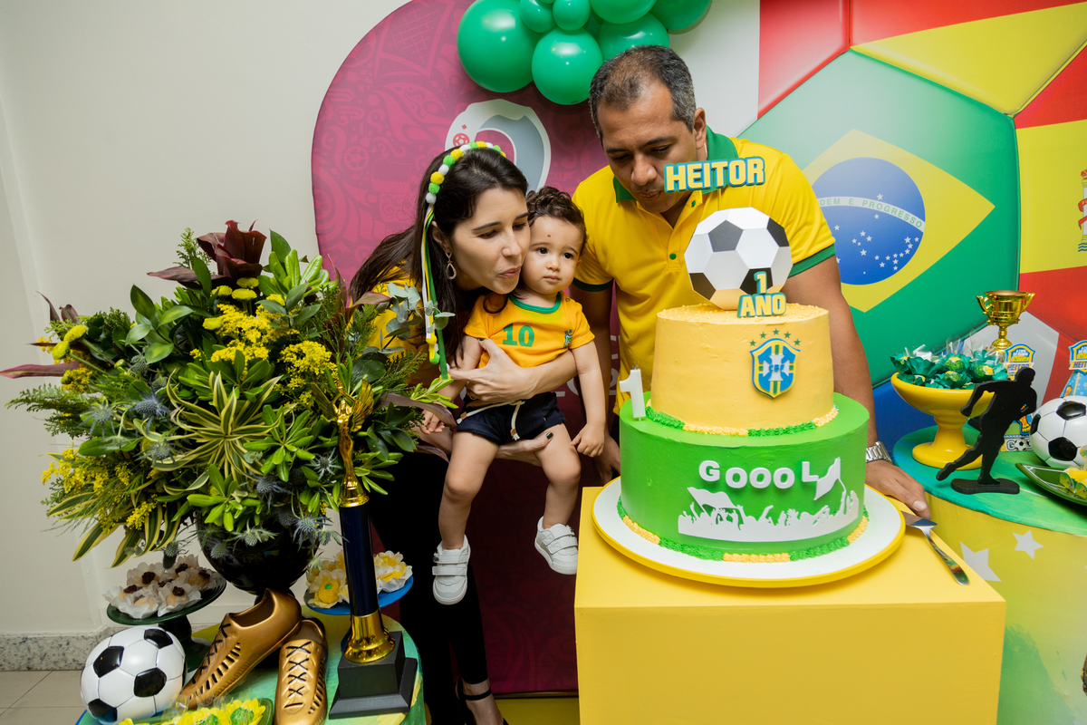 aniversariante durante o parabéns com seus pais