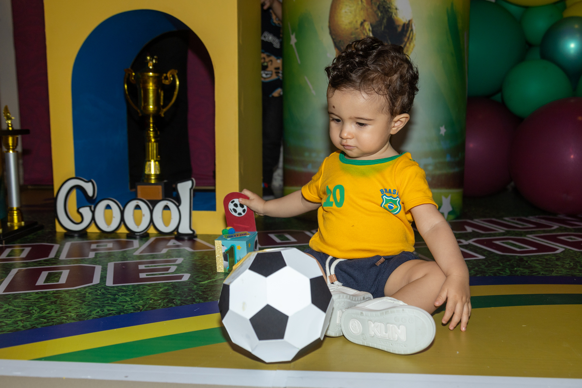 aniversariante brincando com a bola de futebol