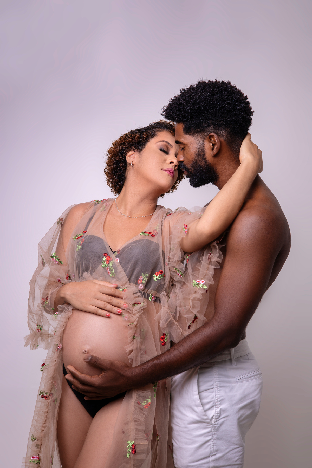 gestante e papai fazendo beijo esquimó