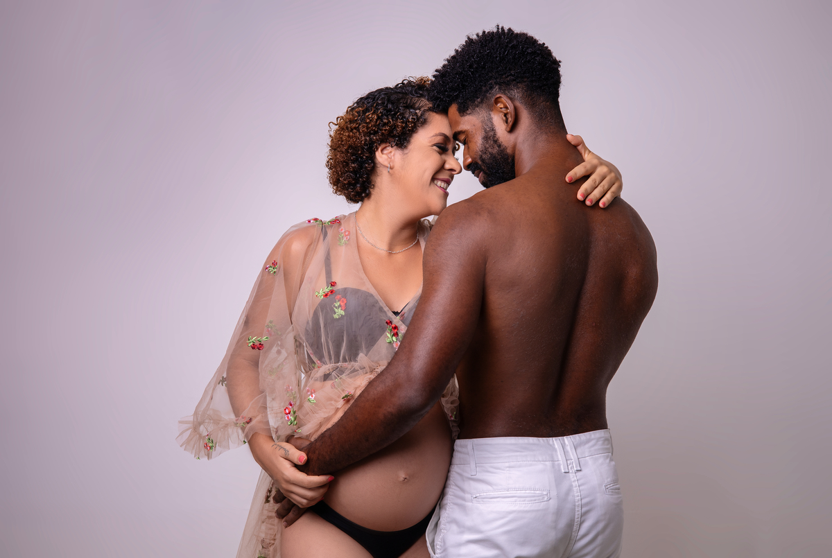 papai de costa abraçando a barriga da gestante