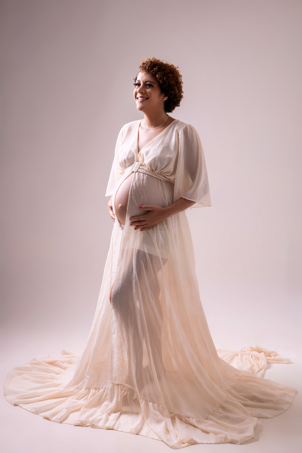 gestante com as mãos na barriga