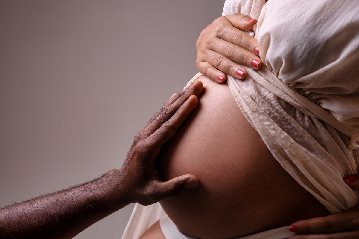 detalhes: mão do papai tocando na barriga da gestante