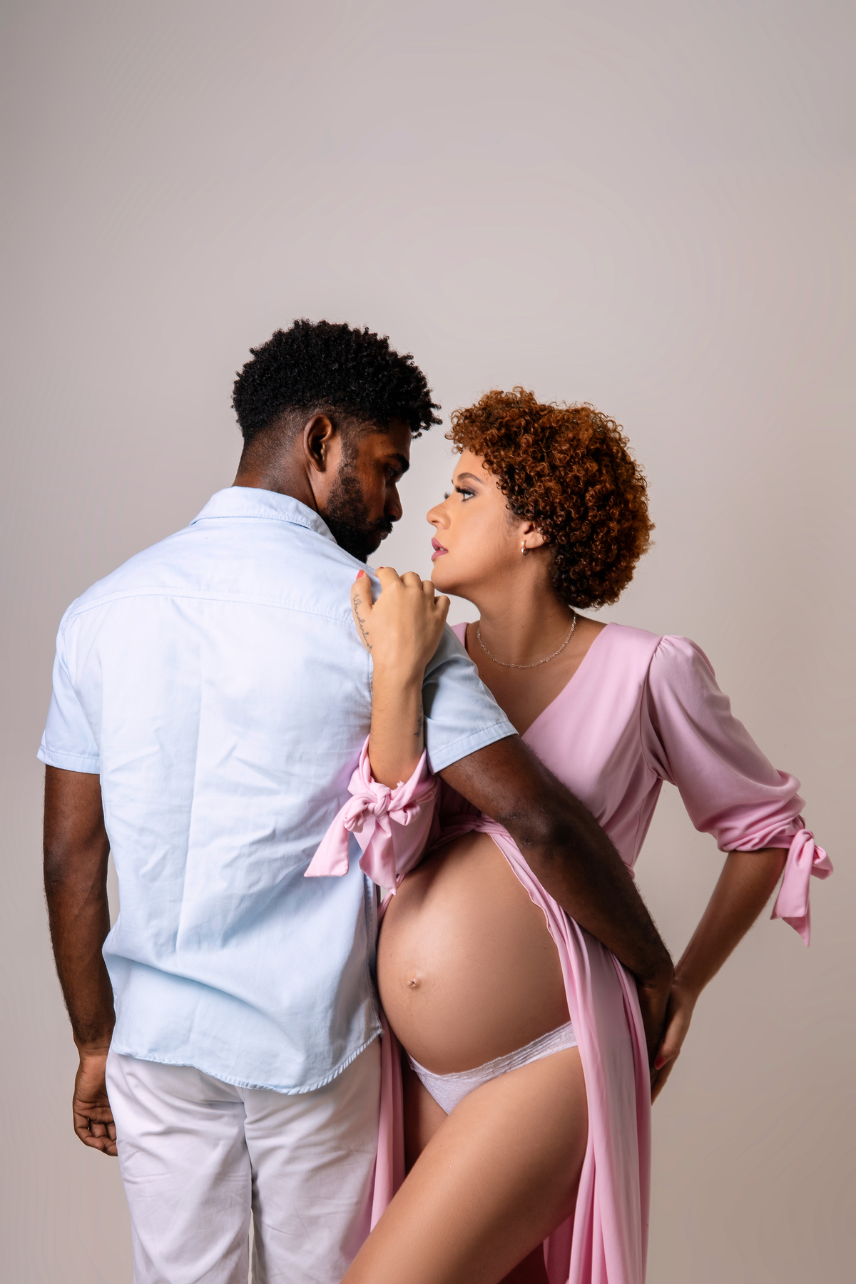 papai de costa abraçando a barriga da gestante