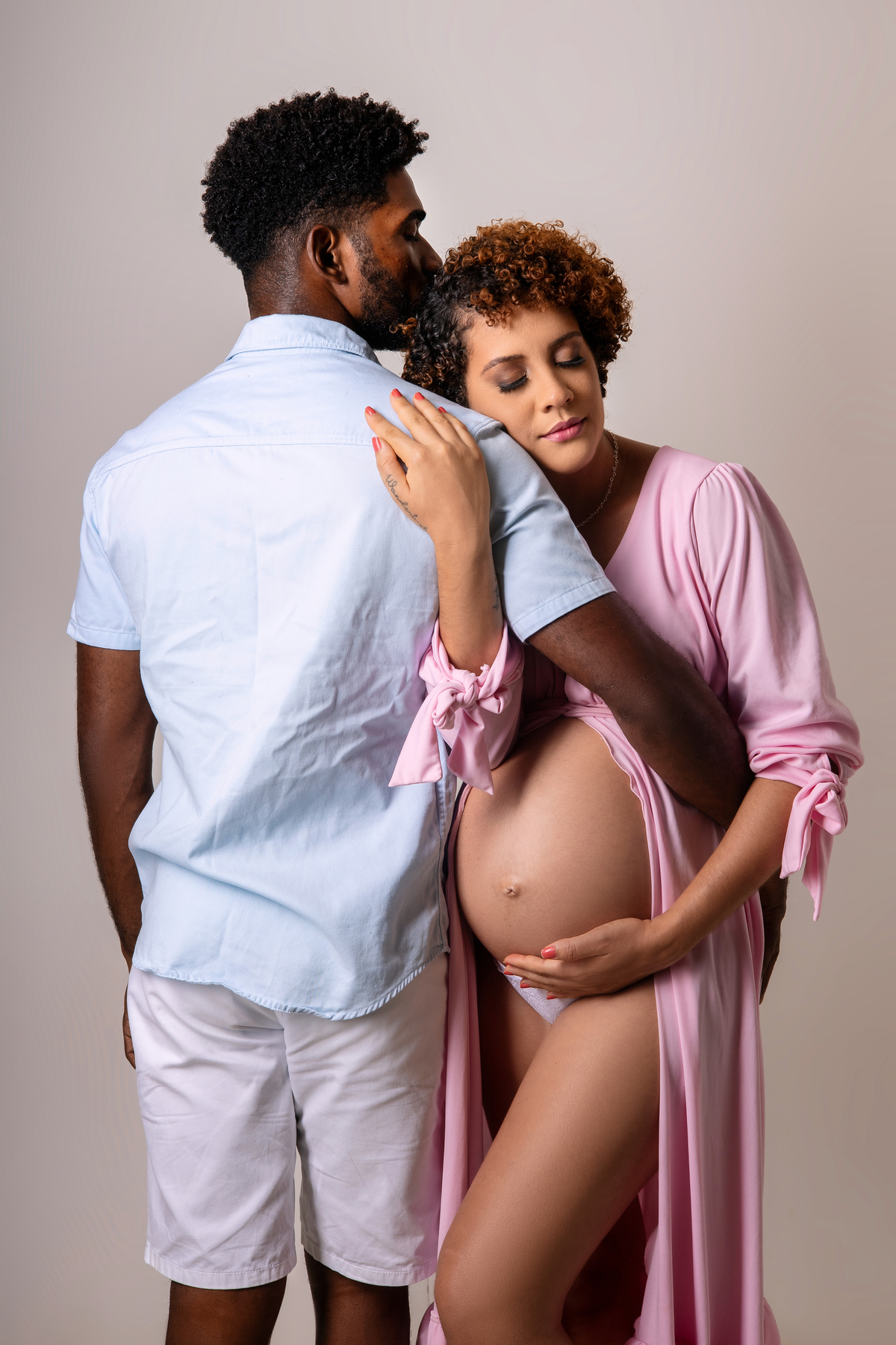 papai de costa abraçando a barriga da gestante