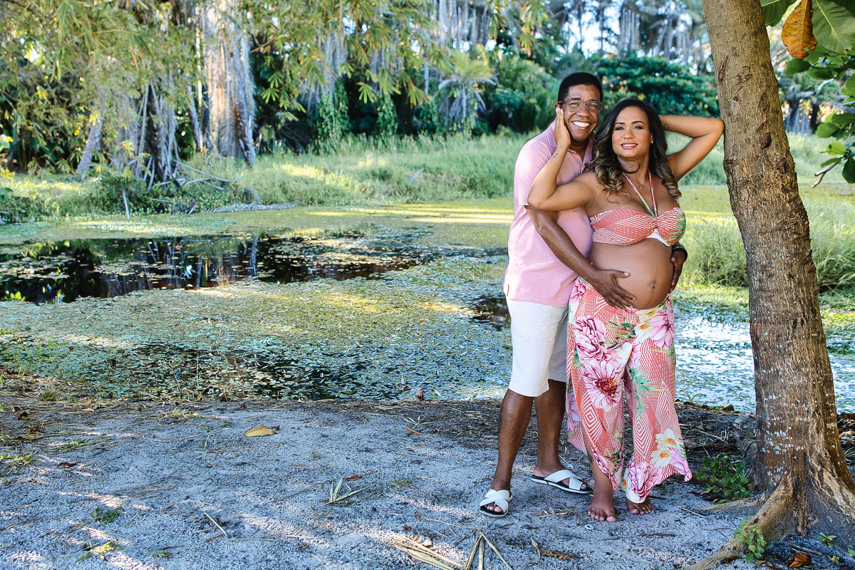 papai tocando na barriga da gestante na beira do rio