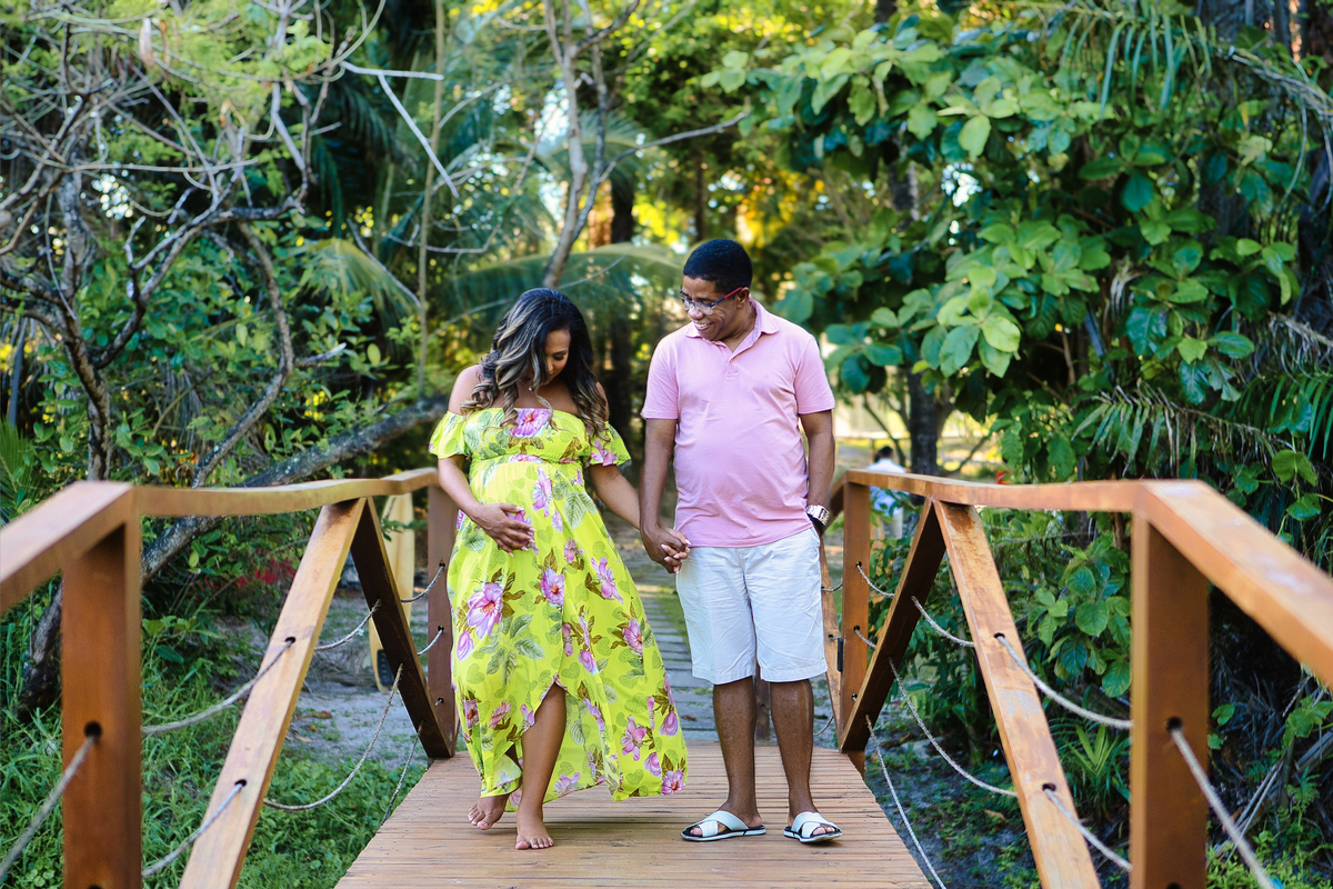 gestante e papai caminhando na ponte olhando pra barriga
