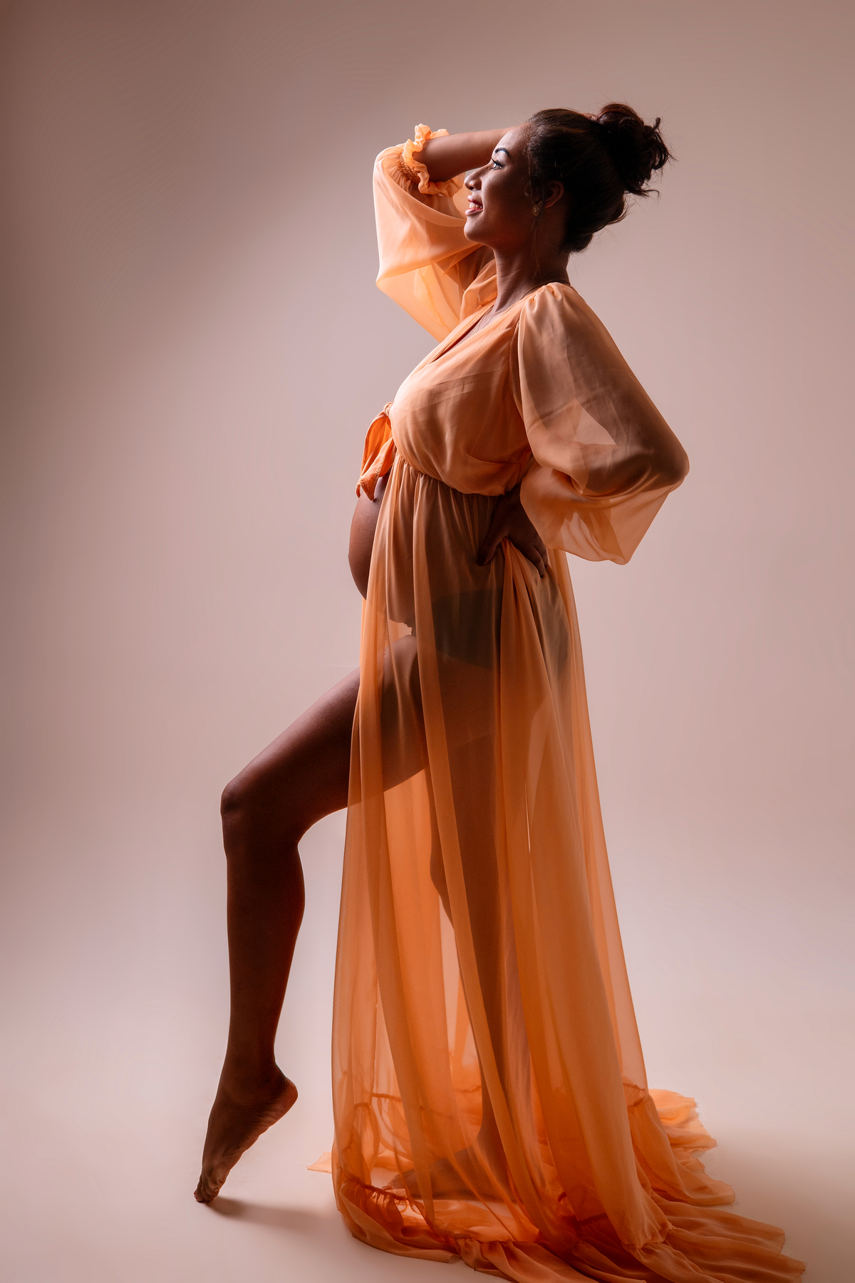 gestante com mão na cintura e outra na cabeça