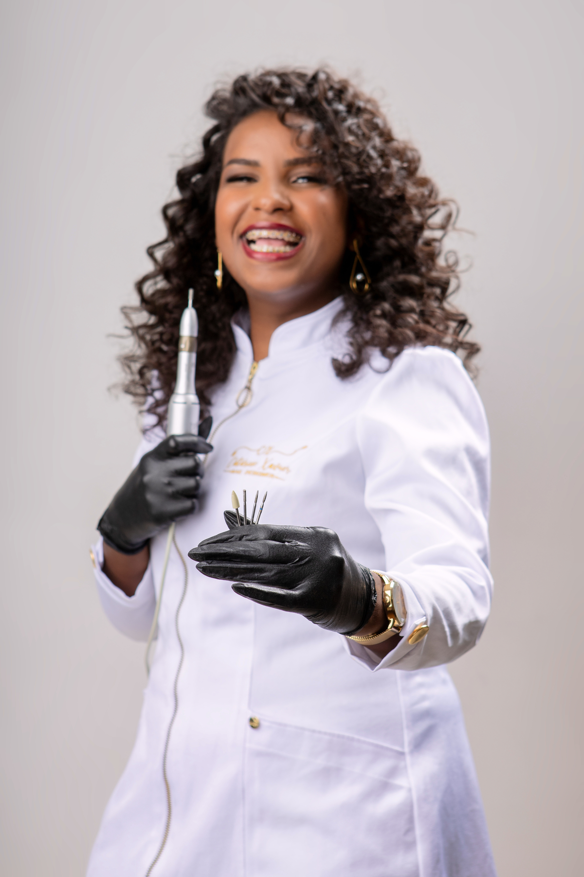 nail designer com instrumento de trabalho