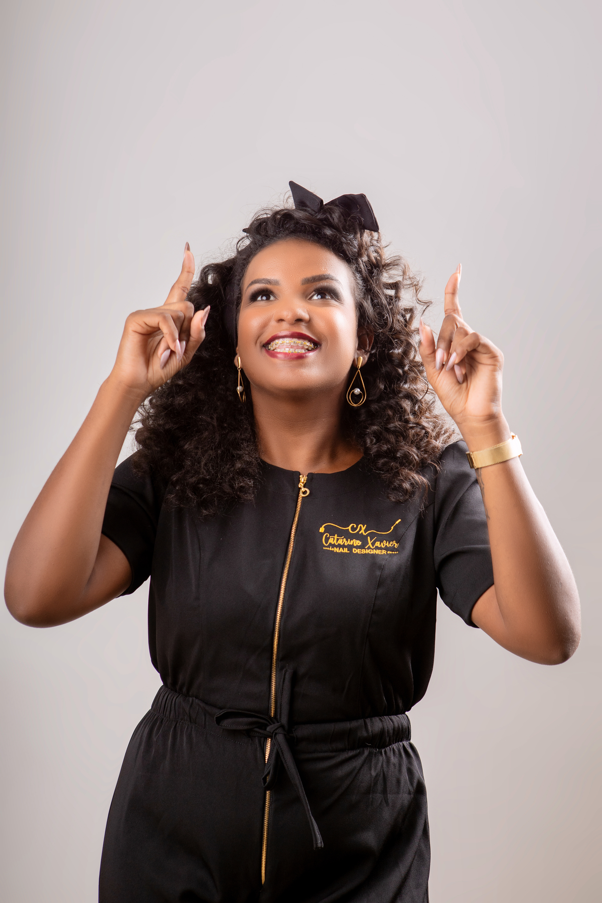 nail designer apontando para cima