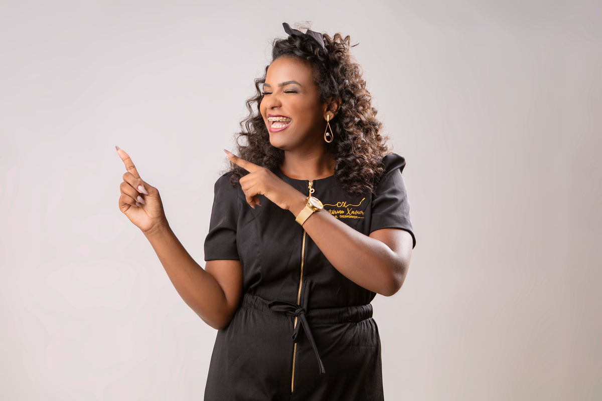 nail designer apontando pro lado