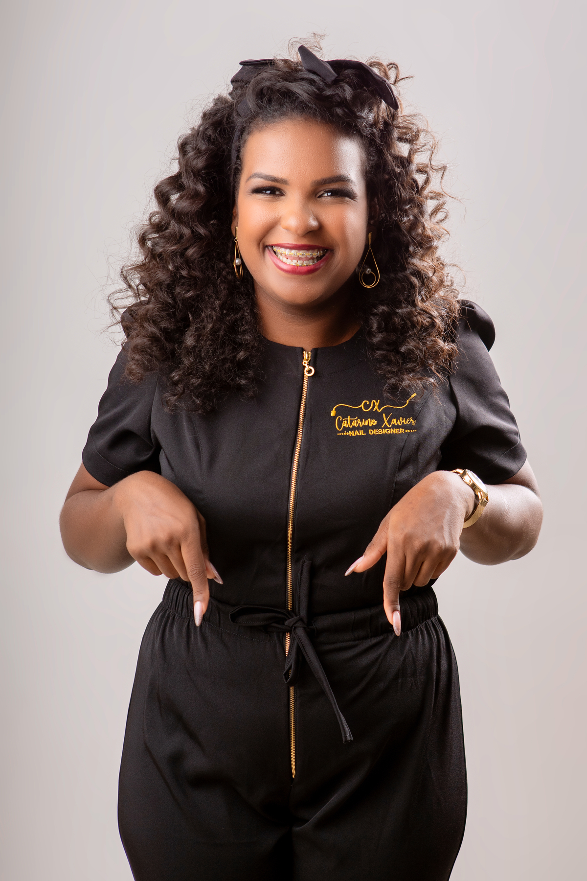 nail designer apontando para baixo