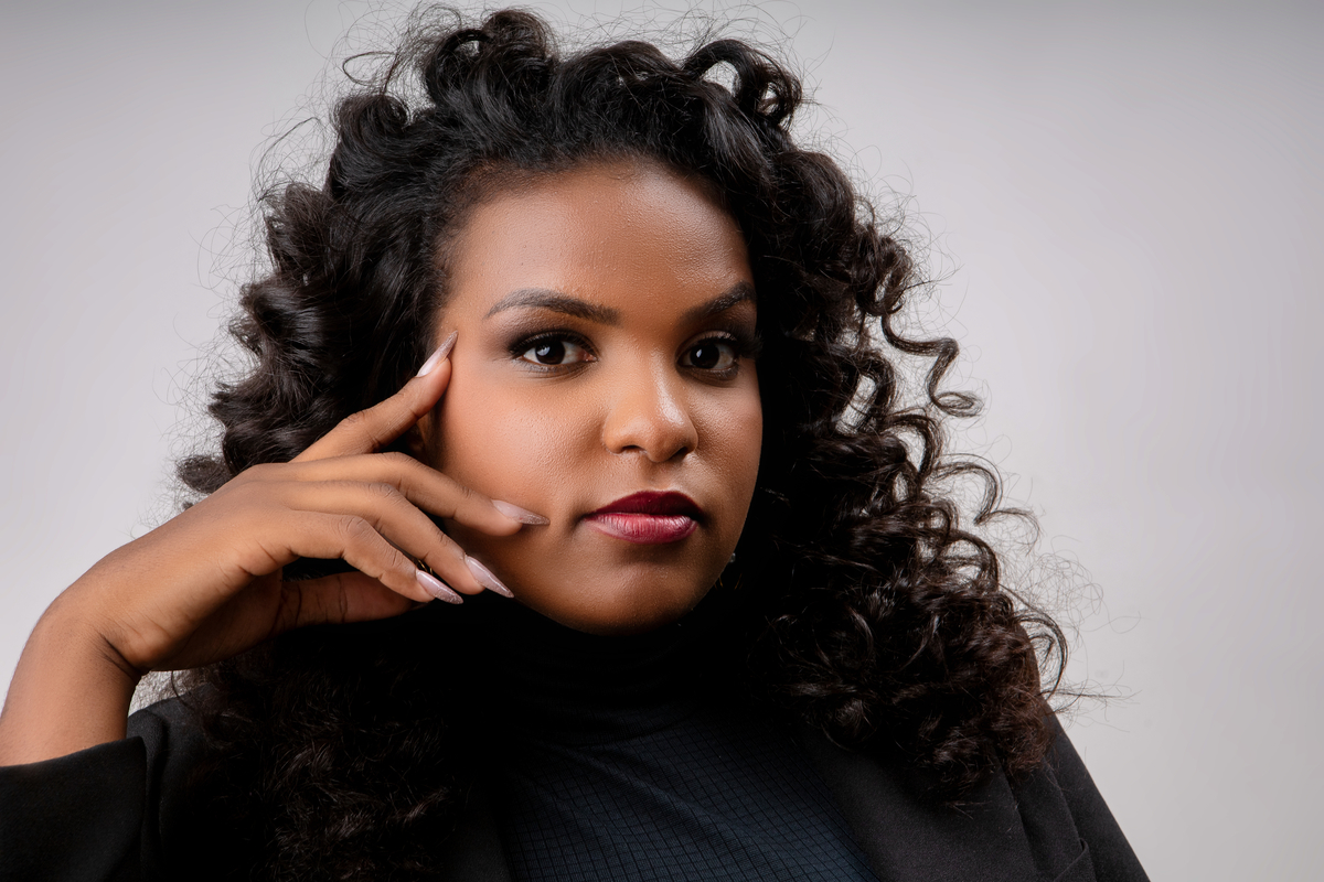 nail designer com mão no rosto