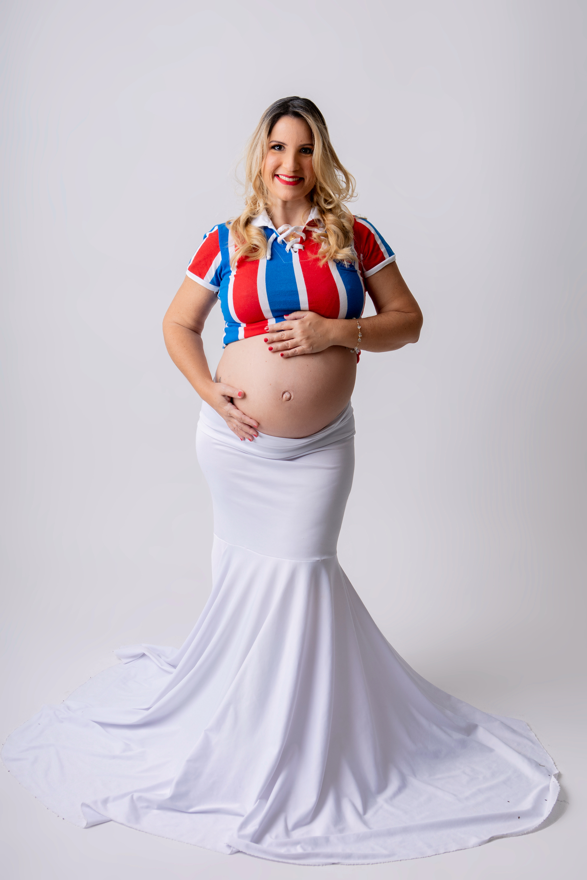 gestante abraçando a barriga com a camisa do seu time Bahia