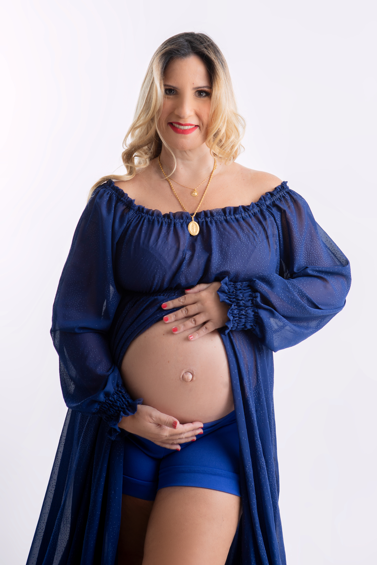 gestante abraçando a barriga