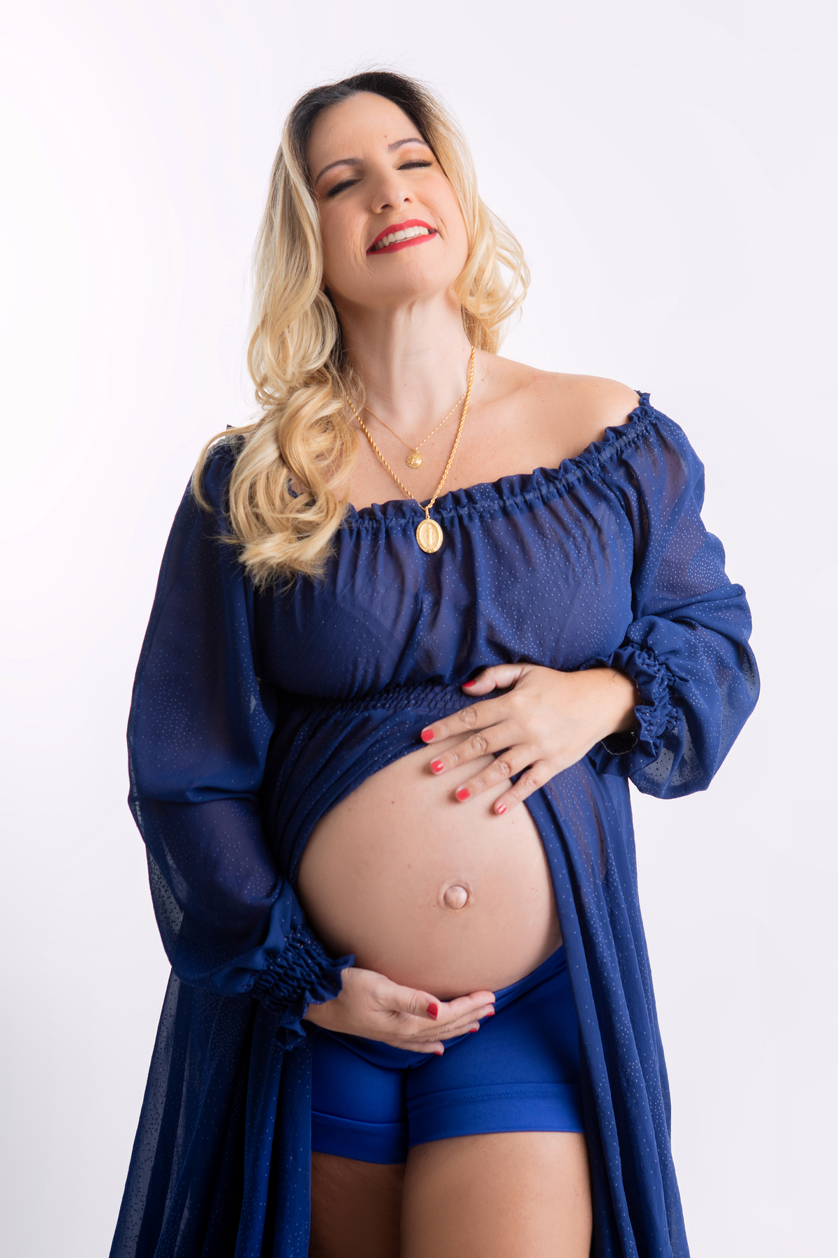 gestante abraçando a barriga