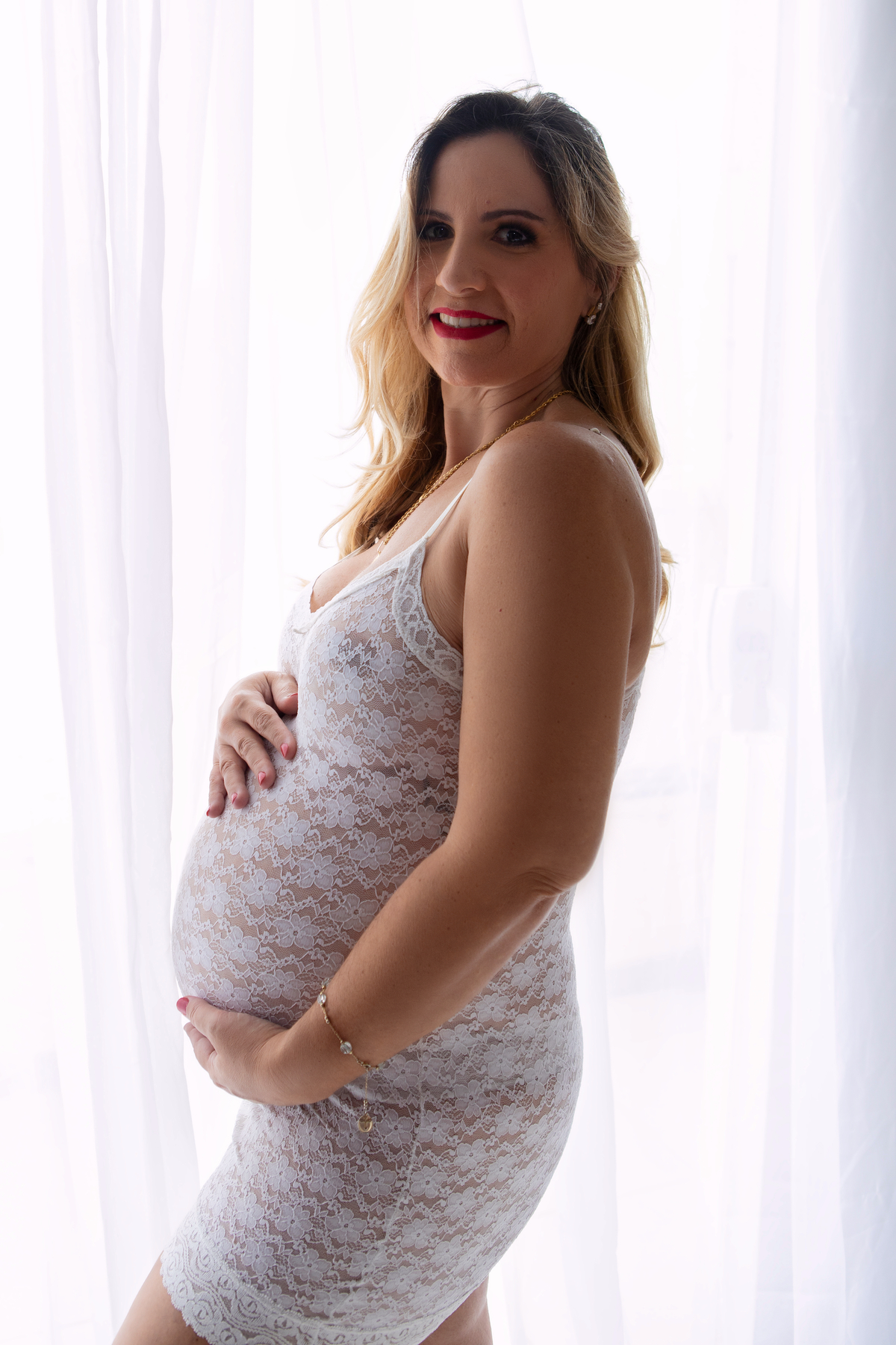 gestante abraçando a barriga