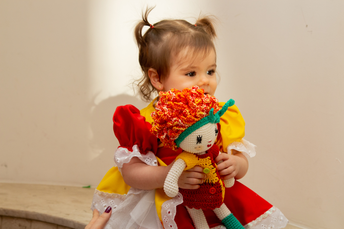 aniversariante com boneca da Emília