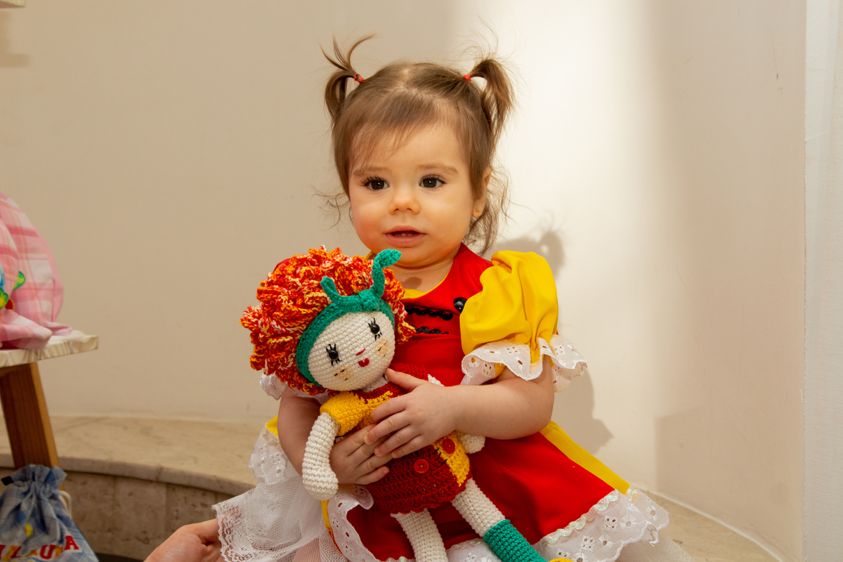 aniversariante com boneca da Emília