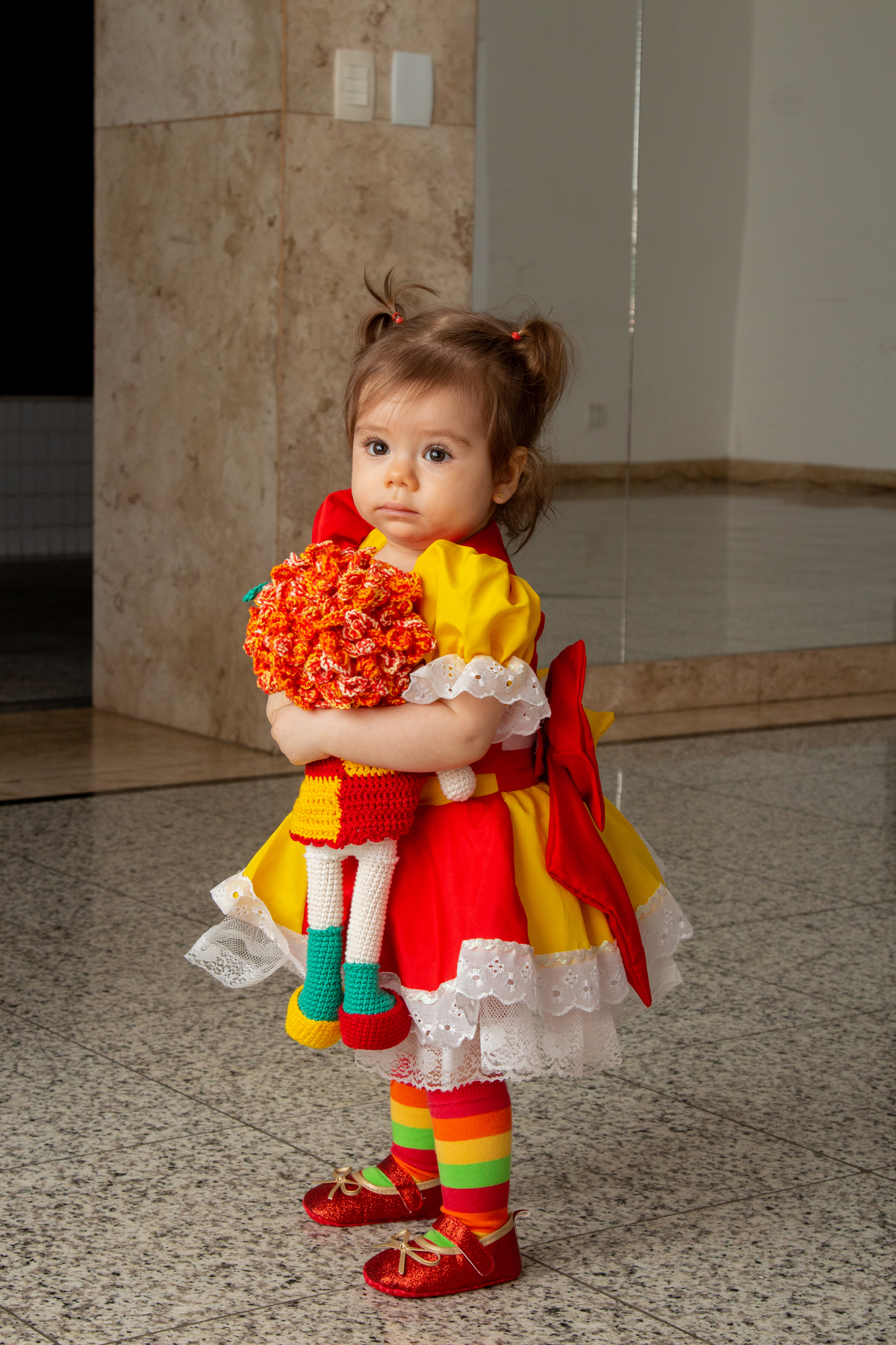 aniversariante com boneca da Emília