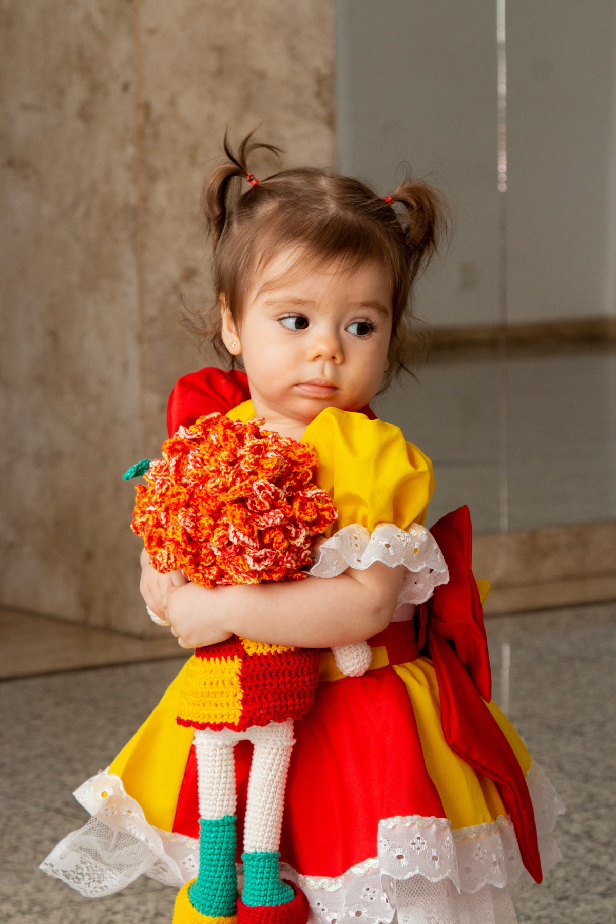 aniversariante com boneca da Emília