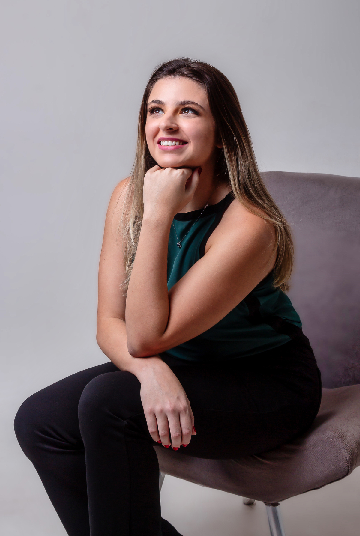 ginecologista sentada apoiando sua mão no rosto