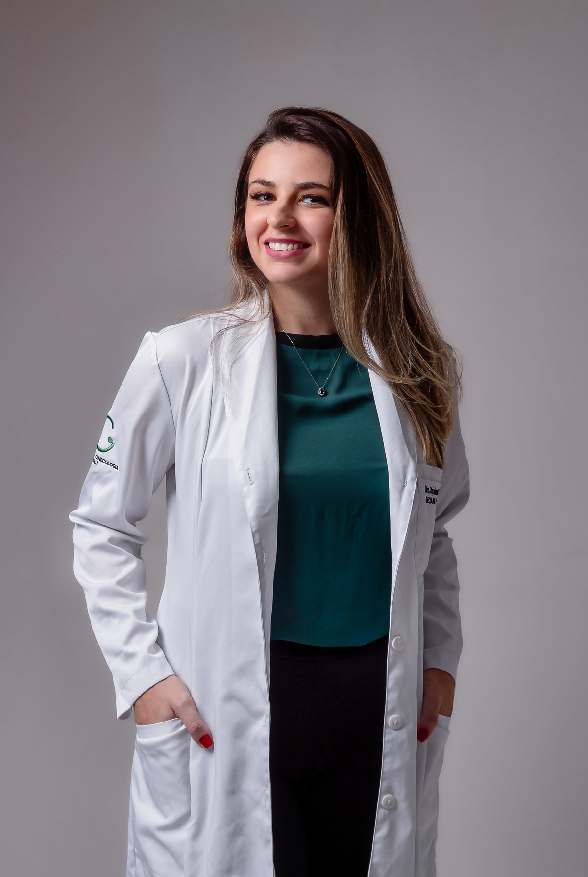 ginecologista de jaleco e mãos no bolso