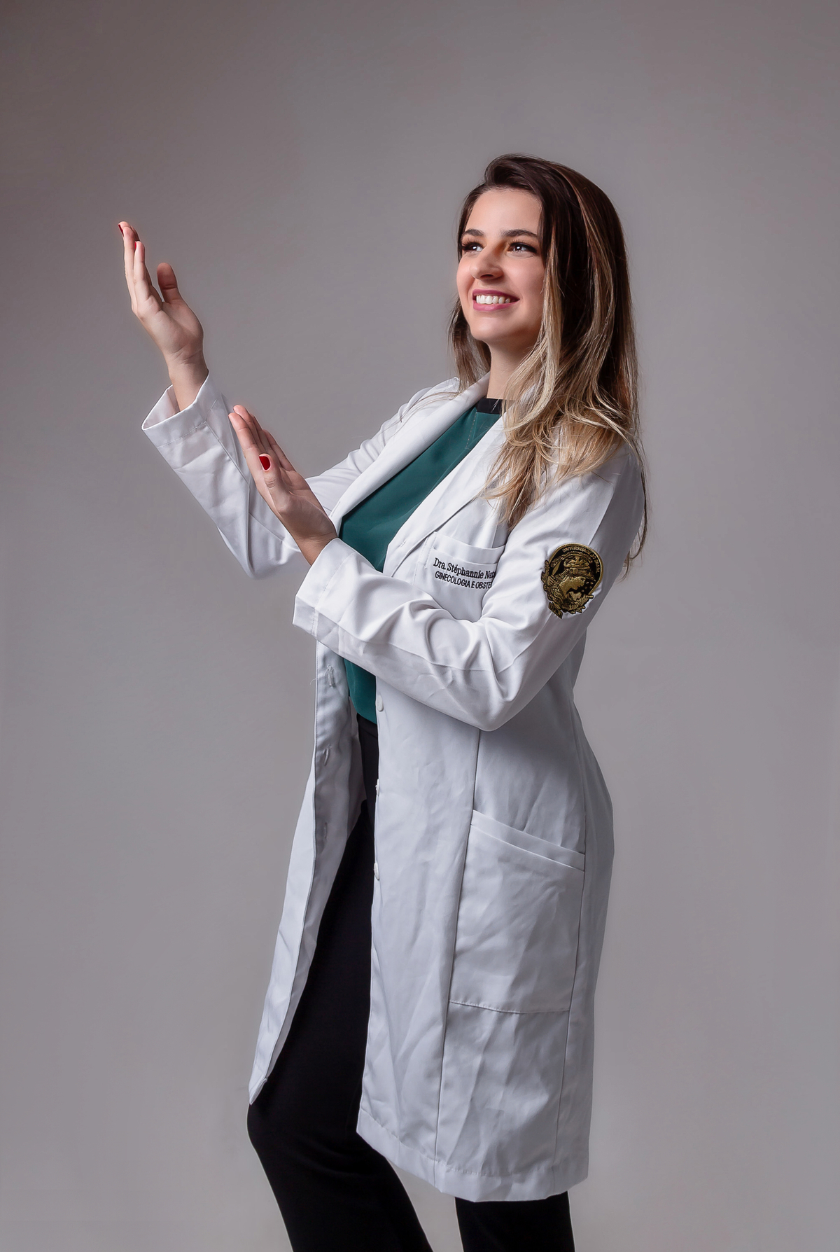 ginecologista com mãos para cima