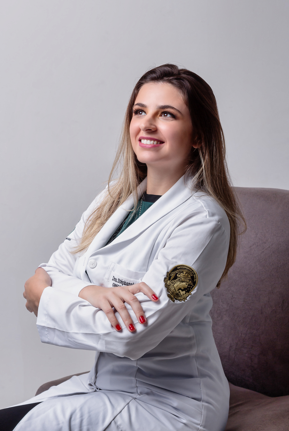 ginecologista sentada de braços cruzados