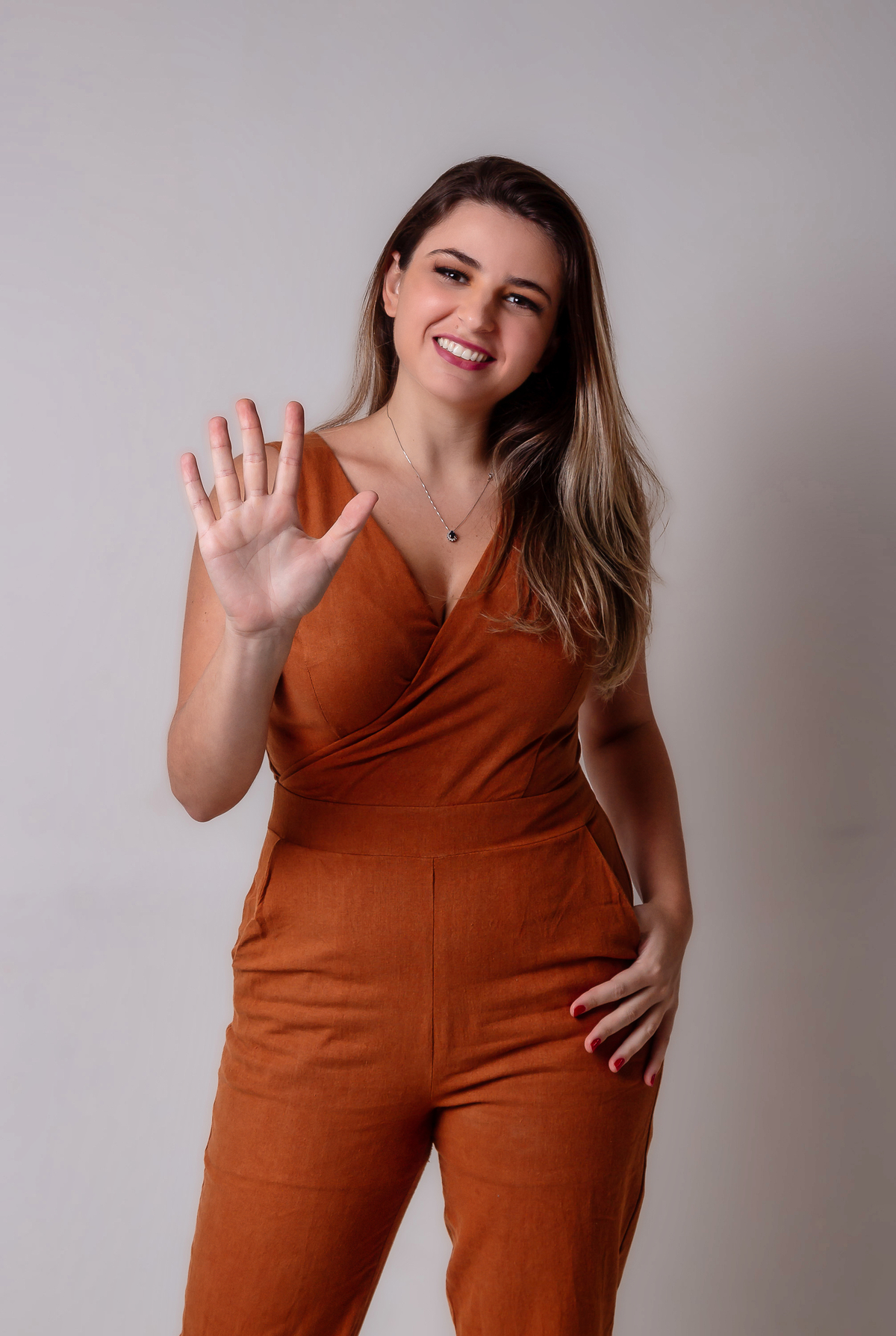 ginecologista fazendo sinal de cinco