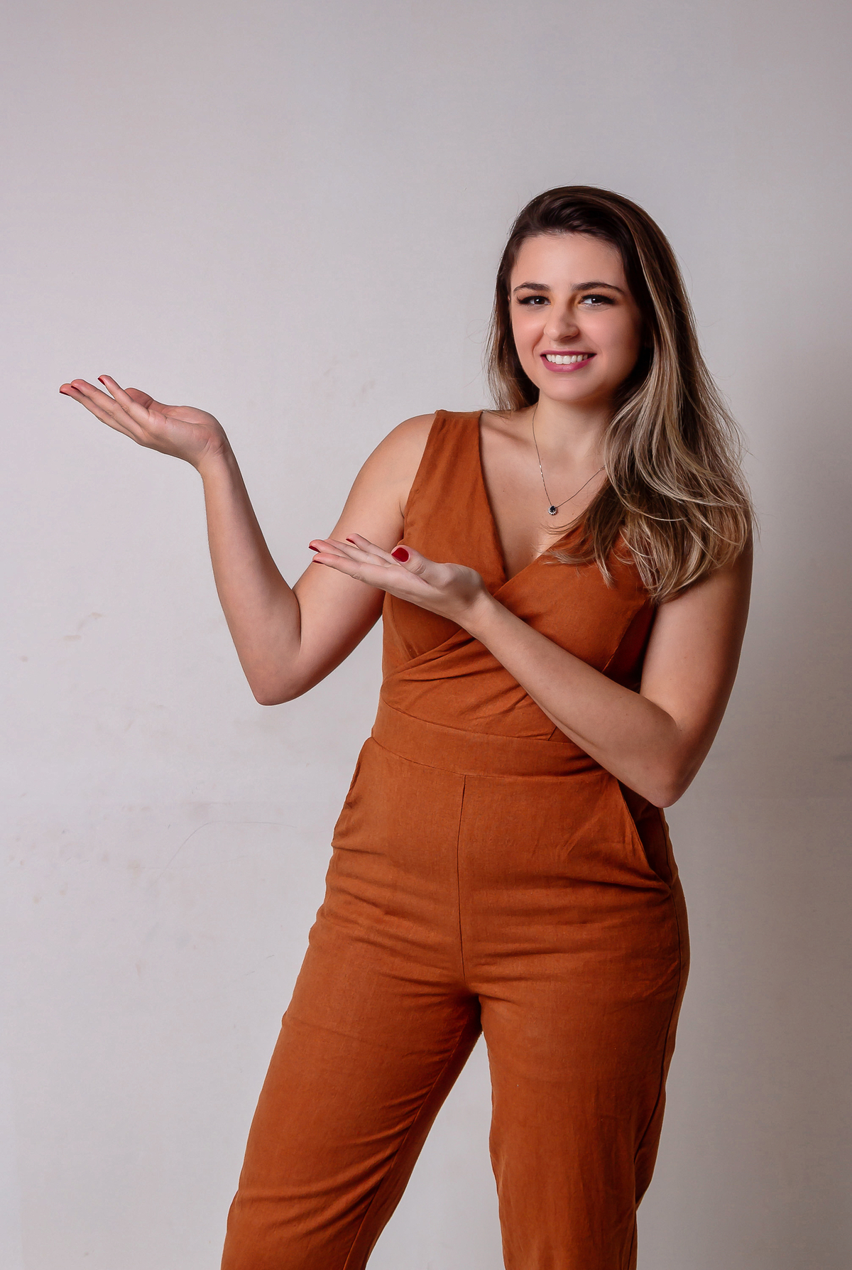 ginecologista com mãos para cima