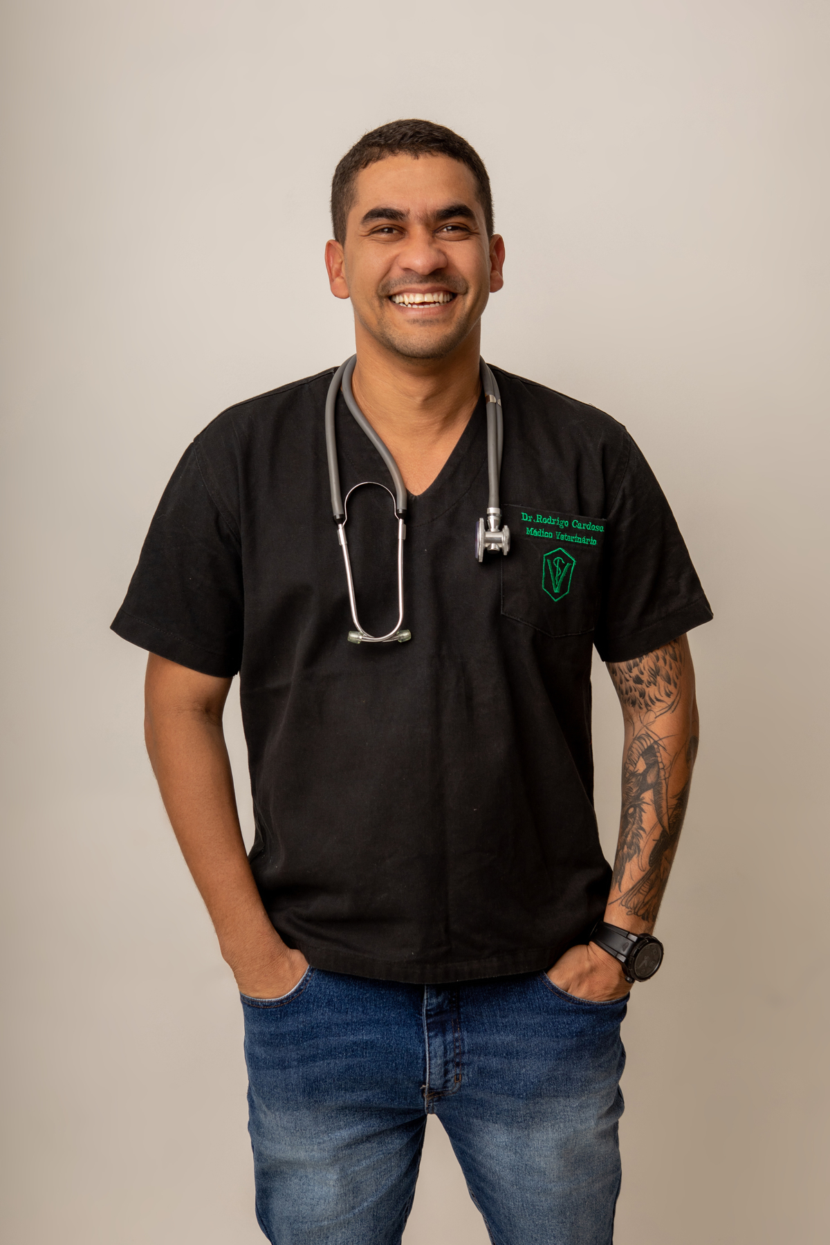 médico veterinário com mãos no bolso e usando estetoscópio no pescoço