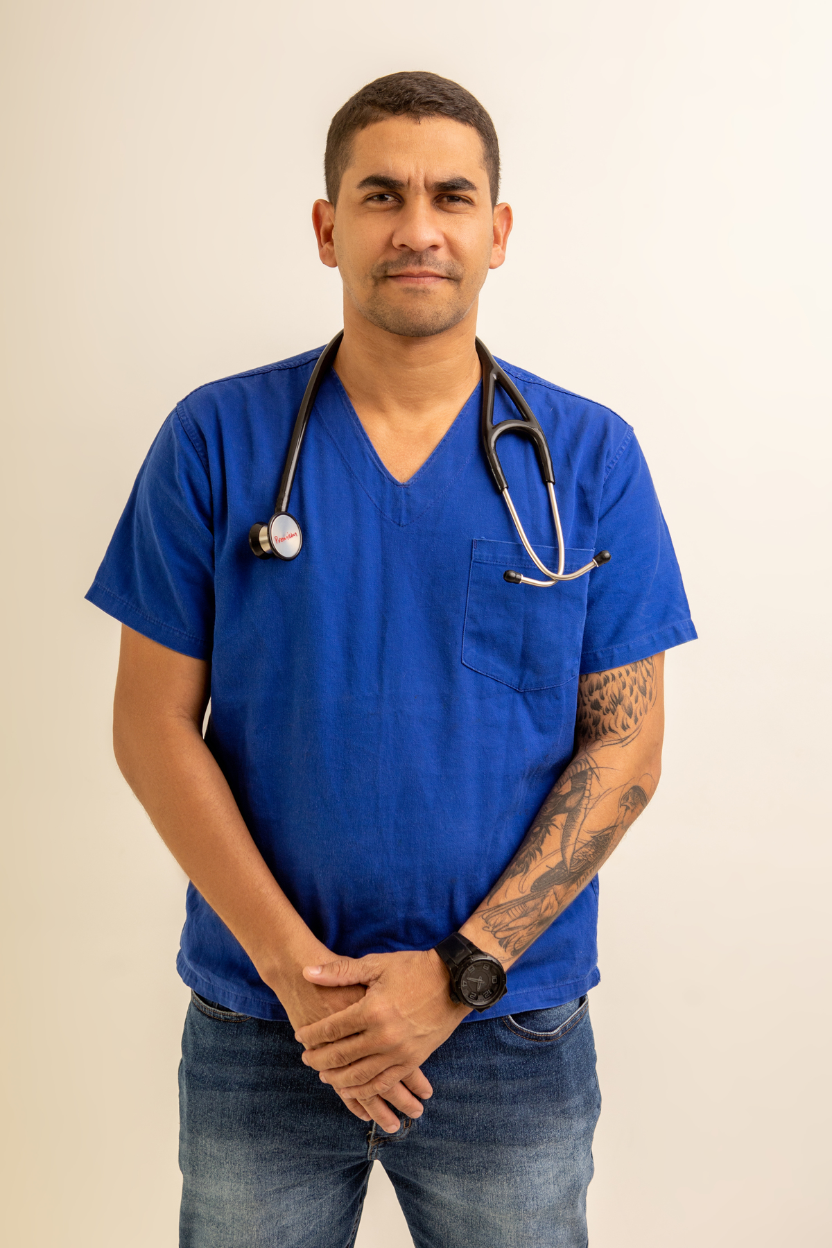 médico veterinário usando estetoscópio no pescoço