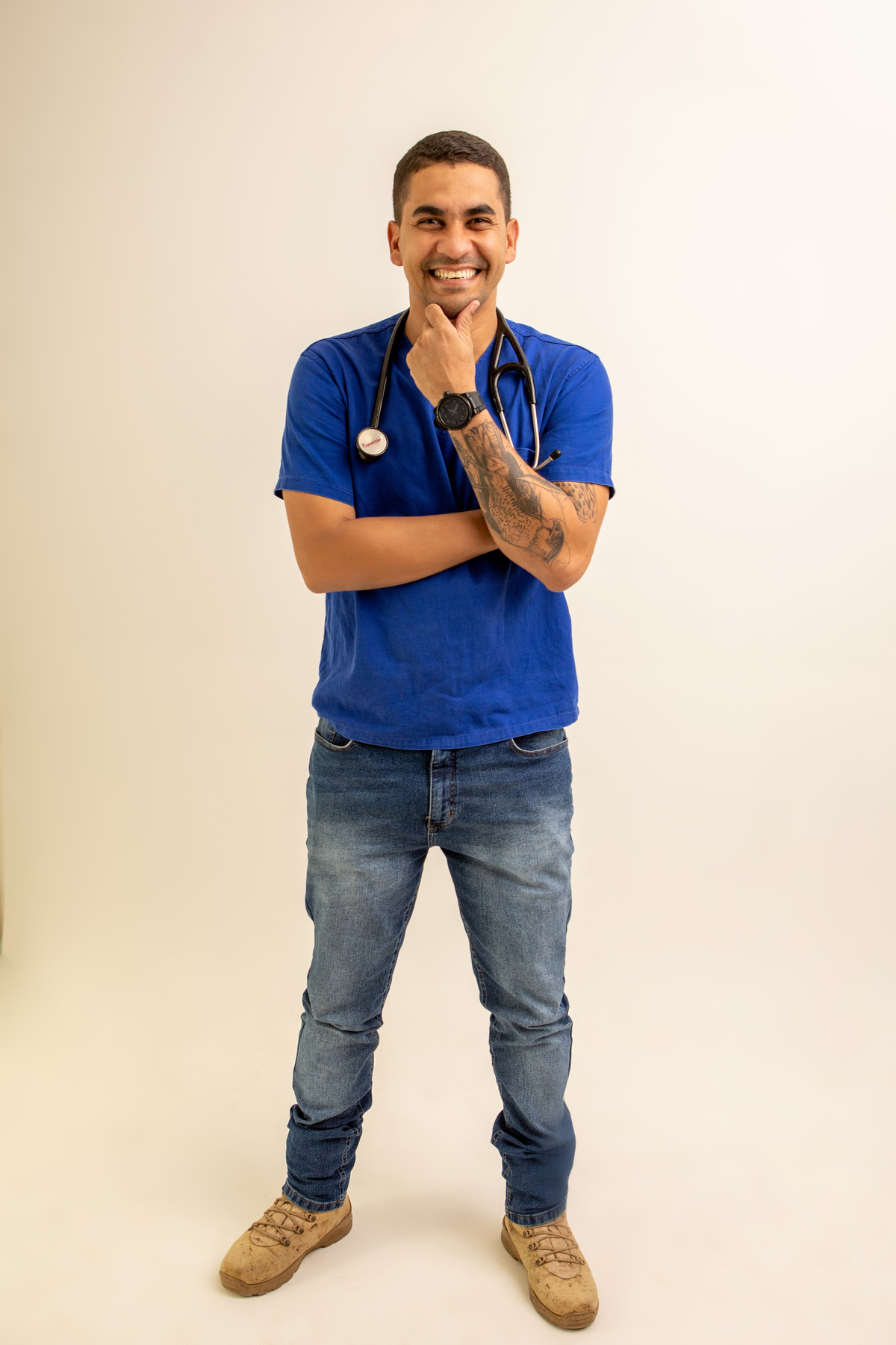 médico veterinário com mão no queixo e usando estetoscópio no pescoço