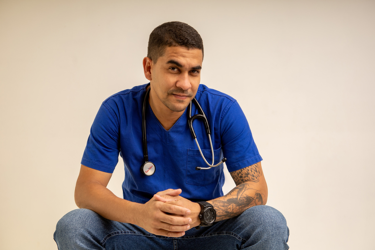 médico veterinário e usando estetoscópio no pescoço