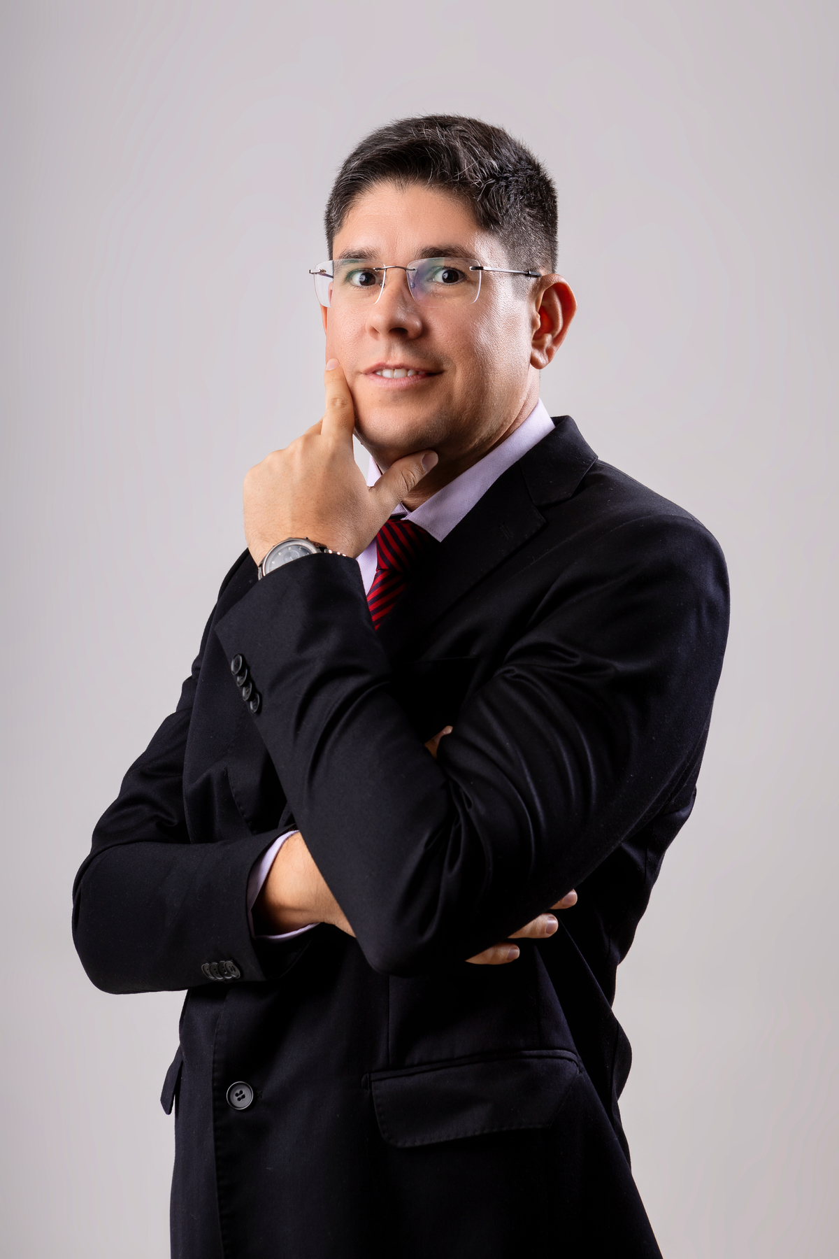 advogado com braço cruzado 