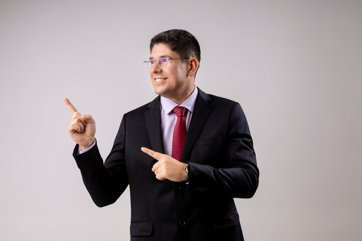 advogado apontando para o lado
