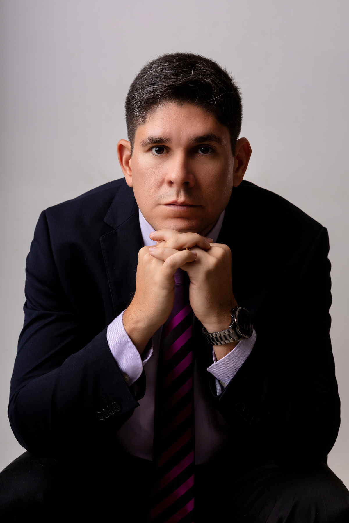 advogado com mãos cruzados no queixo