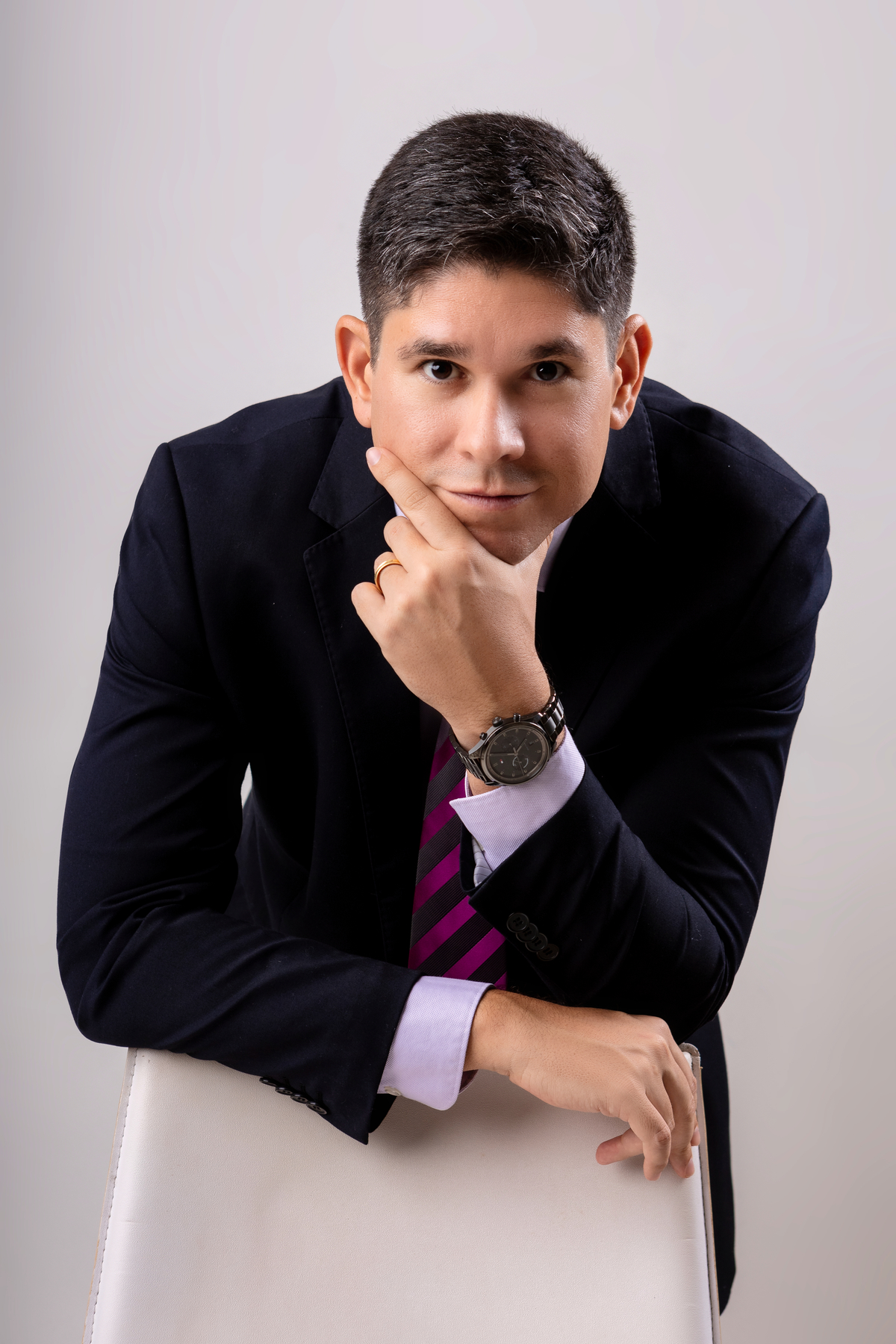 advogado apoiado na cadeira com mão no queixo