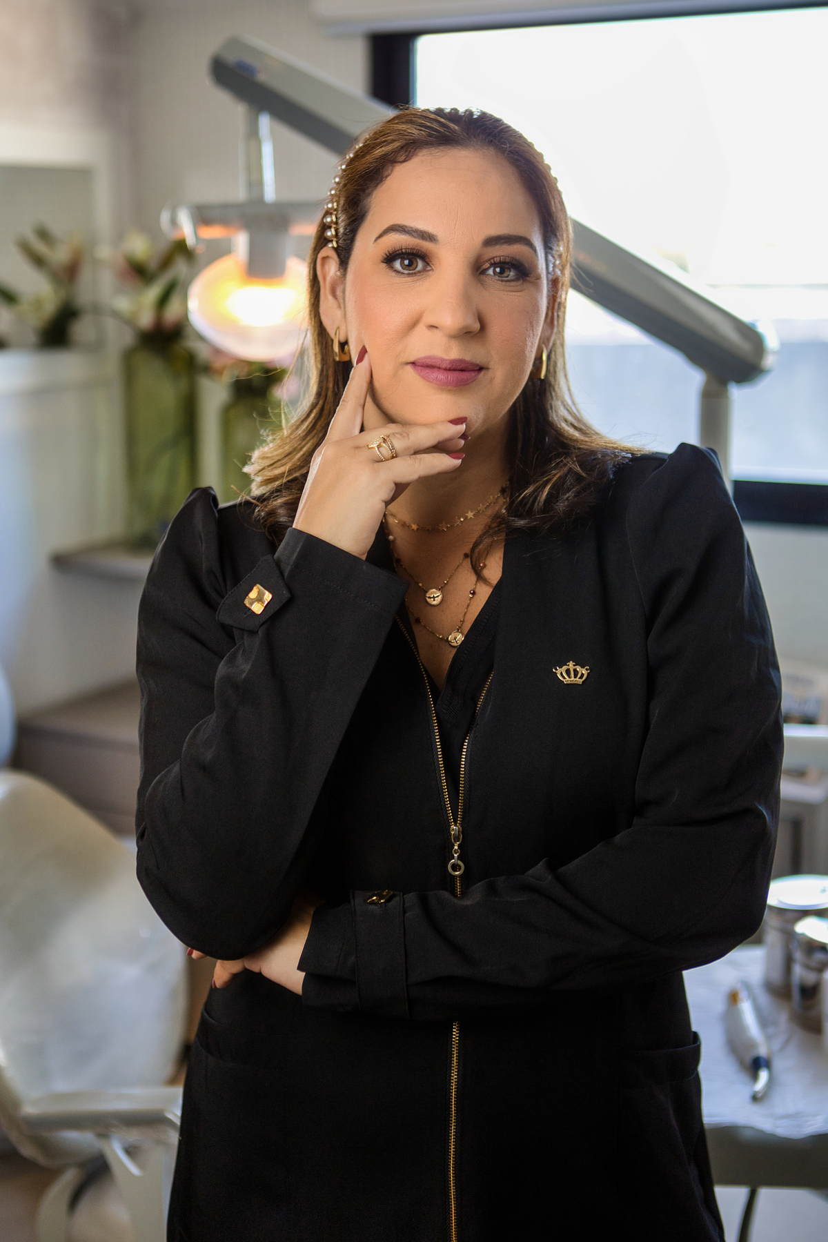 odontologista com braço cruzado