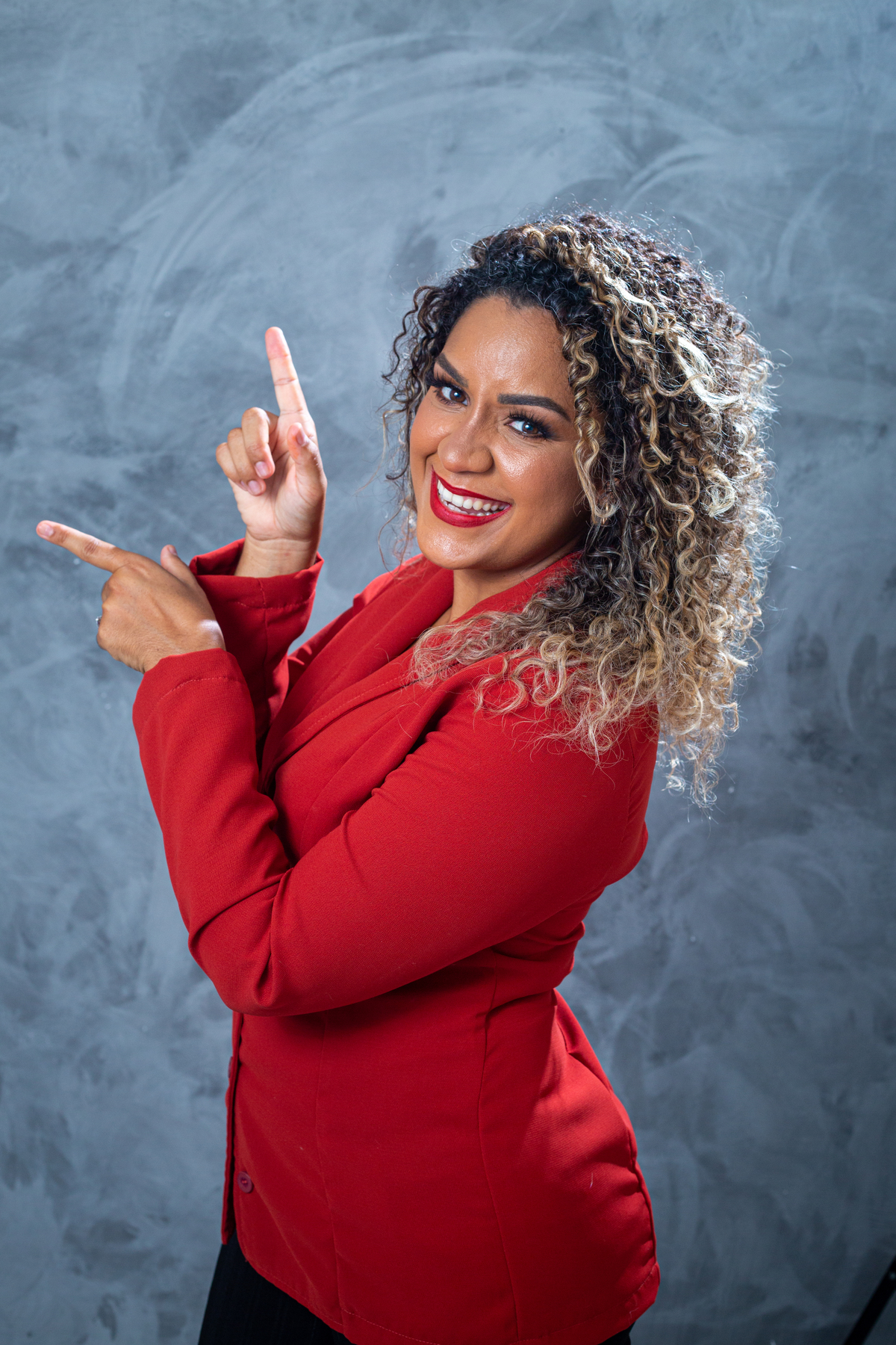 maquiadora apontando para cima 