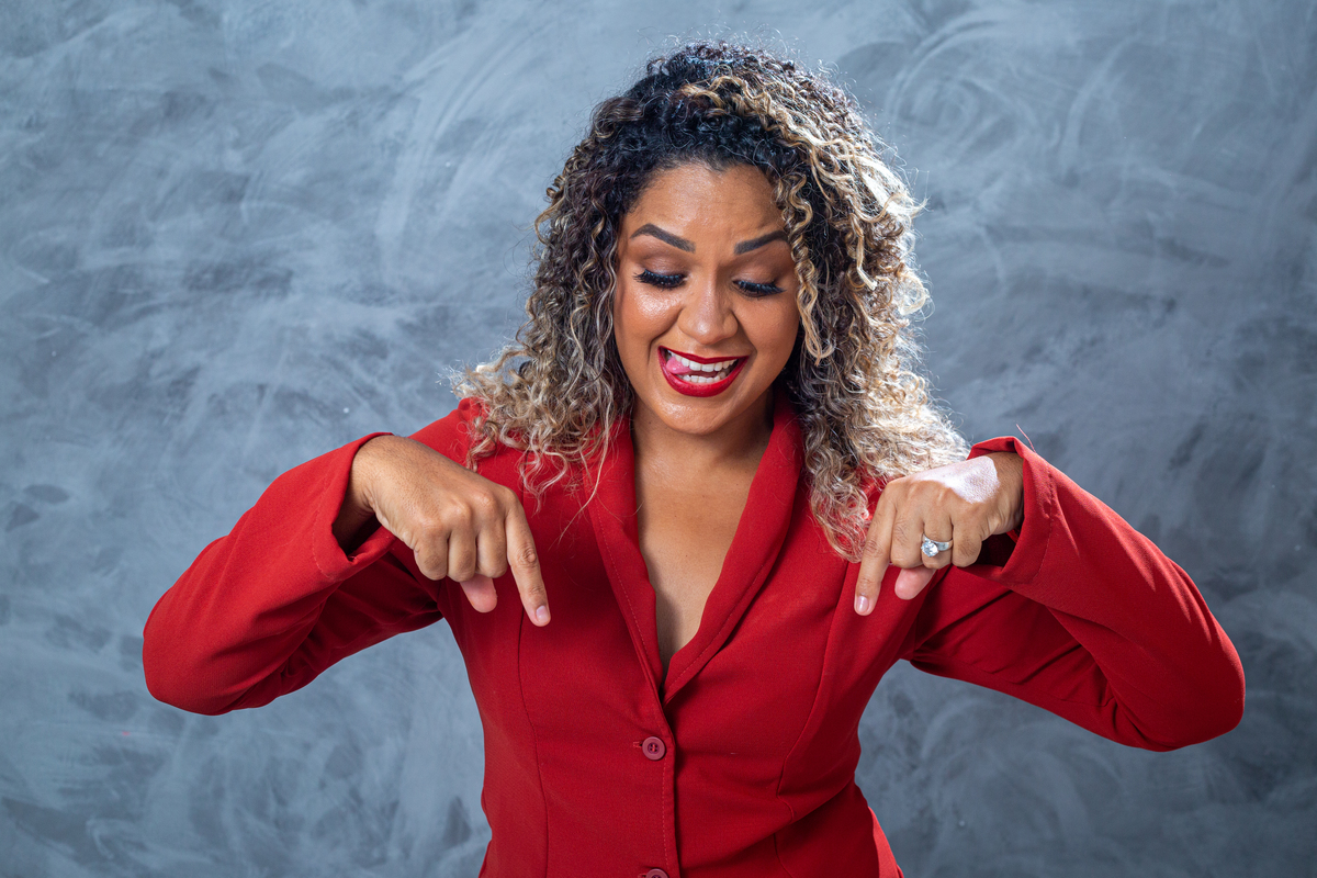 maquiadora apontando para baixo