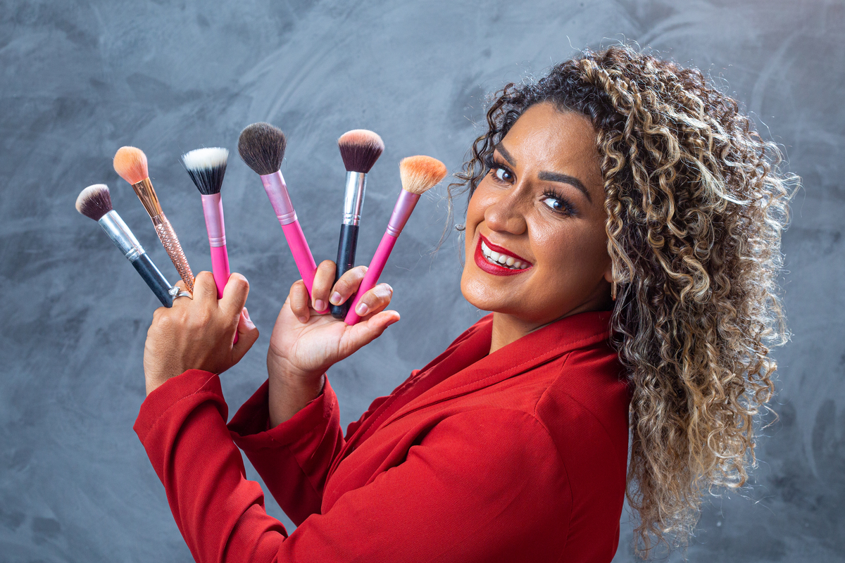 maquiadora com seus pincéis, instrumento de trabalho